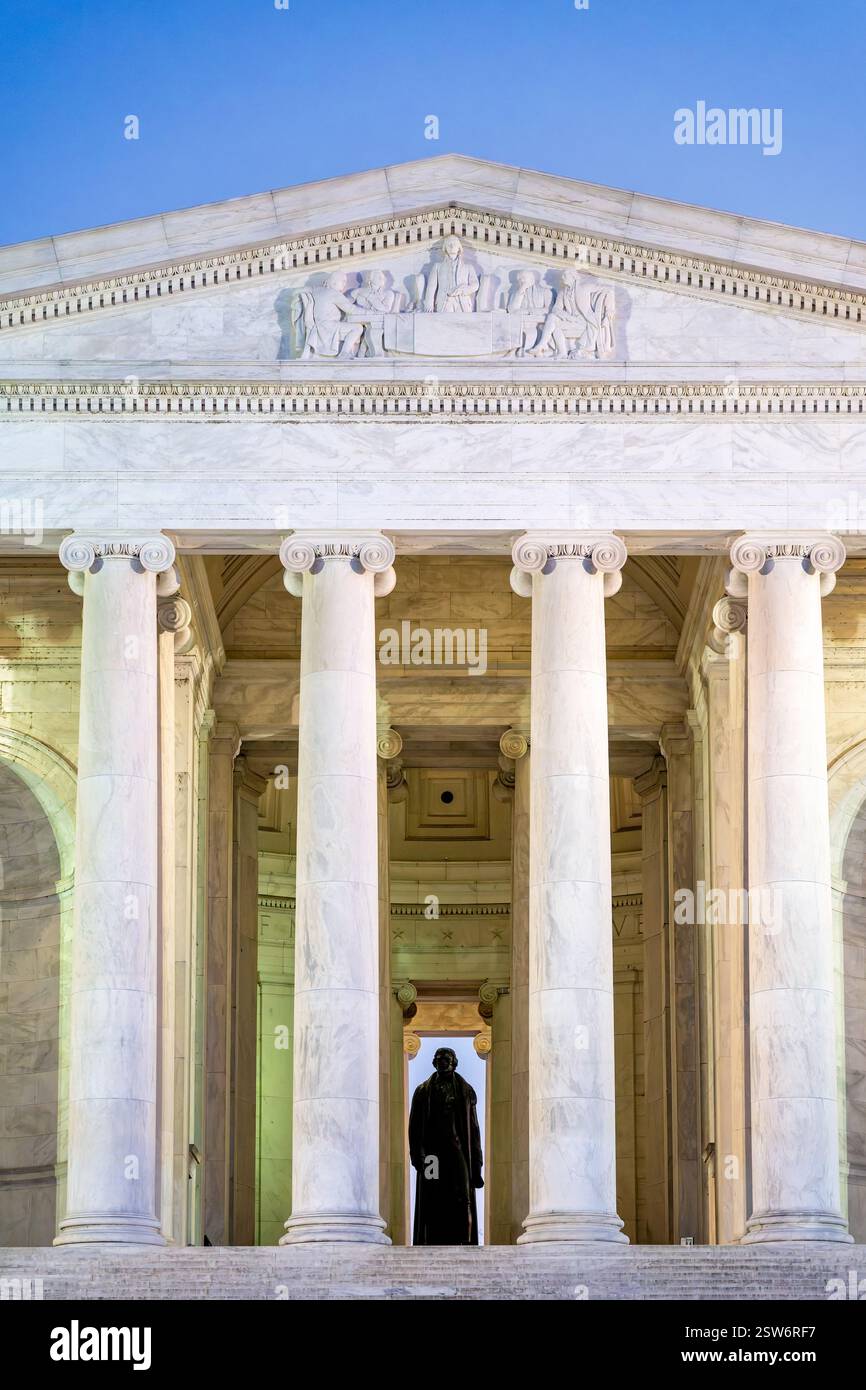 WASHINGTON DC - la statua di bronzo di Thomas Jefferson è vista attraverso le colonne ioniche all'ingresso del Thomas Jefferson Memorial. La scultura di 19 piedi creata dall'artista Rudulph Evans raffigura il terzo presidente degli Stati Uniti in piedi con la dichiarazione di indipendenza in mano. Il memoriale fu dedicato nel 1943 in occasione del 200° anniversario della nascita di Jefferson. Foto Stock