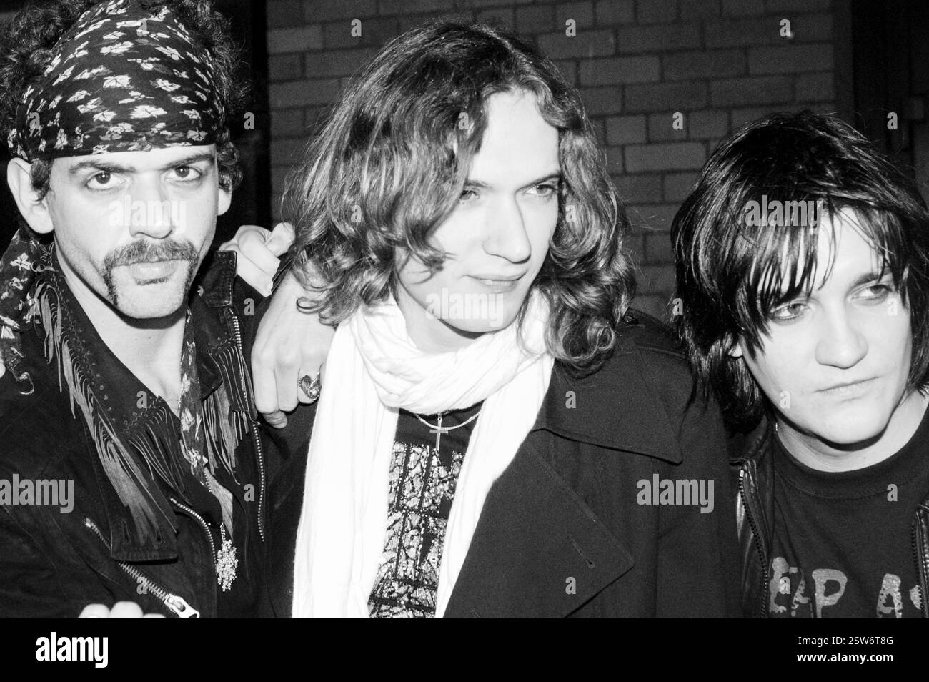 THE DARKNESS Without JUSTIN HAWKINS: The Darkness Without Justin Hawkins ai Pop Factory Awards di Porth, Galles, il 24 ottobre 2003. Fotografia: ROB WATKINS. INFO: I Darkness, una rock band britannica, hanno guadagnato fama nei primi anni '2000 per il loro stile sfavillante e le prestazioni energetiche. Guidati da Justin Hawkins, la loro infettiva miscela di glam e hard rock ha prodotto successi come "i Believe in a Thing Called Love", mostrando il loro approccio musicale teatrale e dinamico. Foto Stock