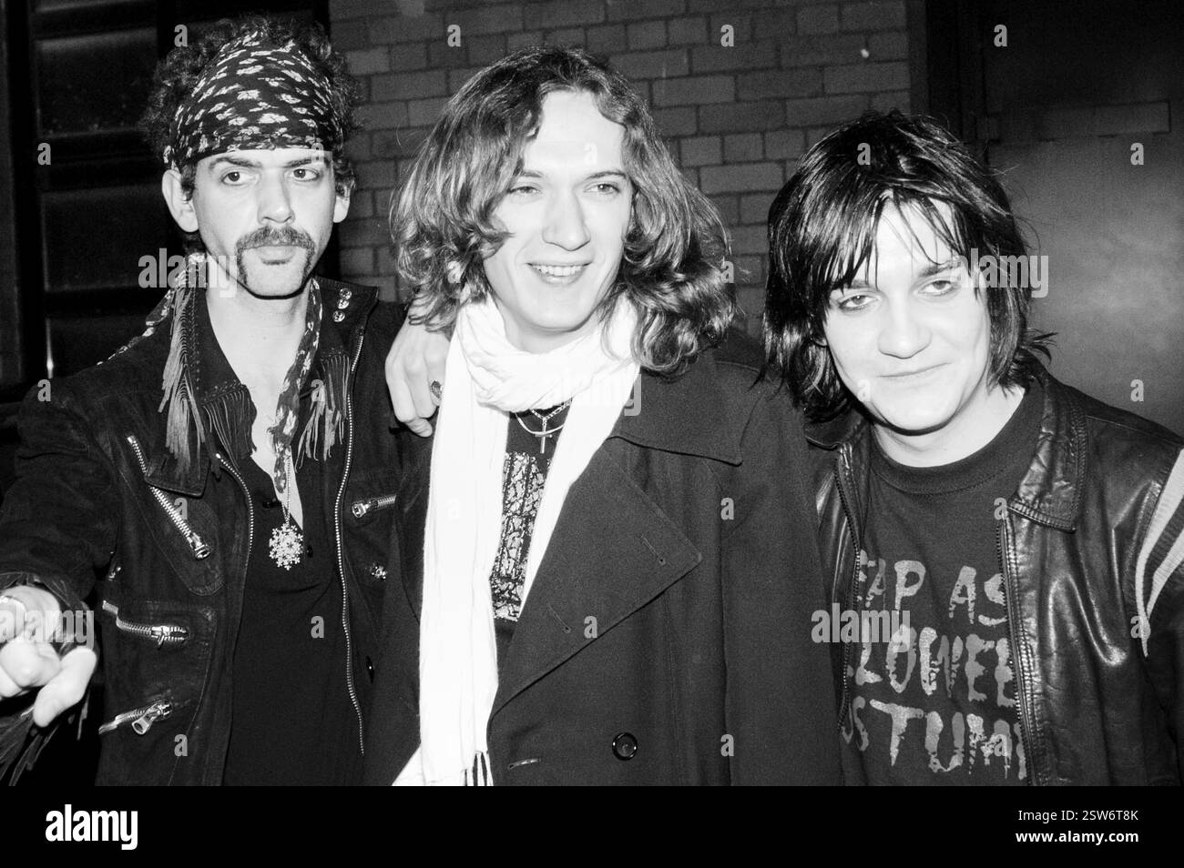 THE DARKNESS Without JUSTIN HAWKINS: The Darkness Without Justin Hawkins ai Pop Factory Awards di Porth, Galles, il 24 ottobre 2003. Fotografia: ROB WATKINS. INFO: I Darkness, una rock band britannica, hanno guadagnato fama nei primi anni '2000 per il loro stile sfavillante e le prestazioni energetiche. Guidati da Justin Hawkins, la loro infettiva miscela di glam e hard rock ha prodotto successi come "i Believe in a Thing Called Love", mostrando il loro approccio musicale teatrale e dinamico. Foto Stock