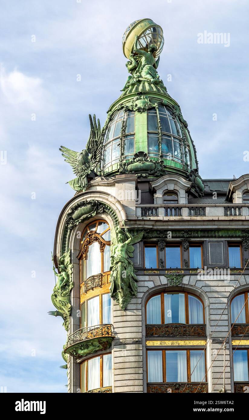 Cupola della famosa Casa dei cantanti nel centro storico di San Pietroburgo. Fu costruito nel 1904 Foto Stock