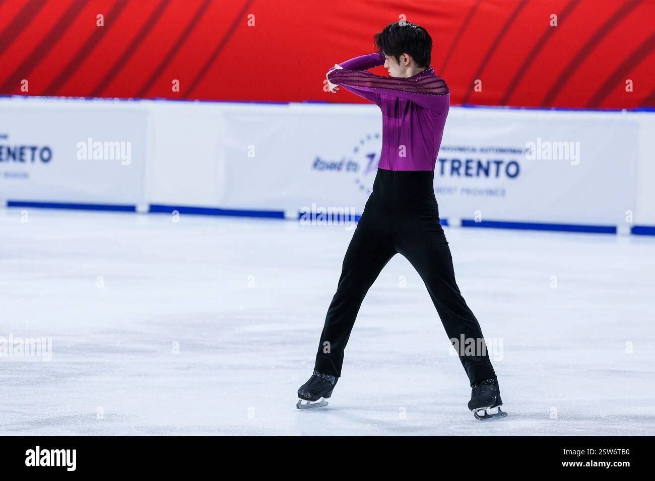 Milano, Italia. 19 febbraio 2025. Sota Yamamoto del Giappone visto in azione durante FMC2026 Figure Skating Road to 26 Trophy Men singolo programma di pattinaggio al Forum Unipol Credit: dpa/Alamy Live News Foto Stock