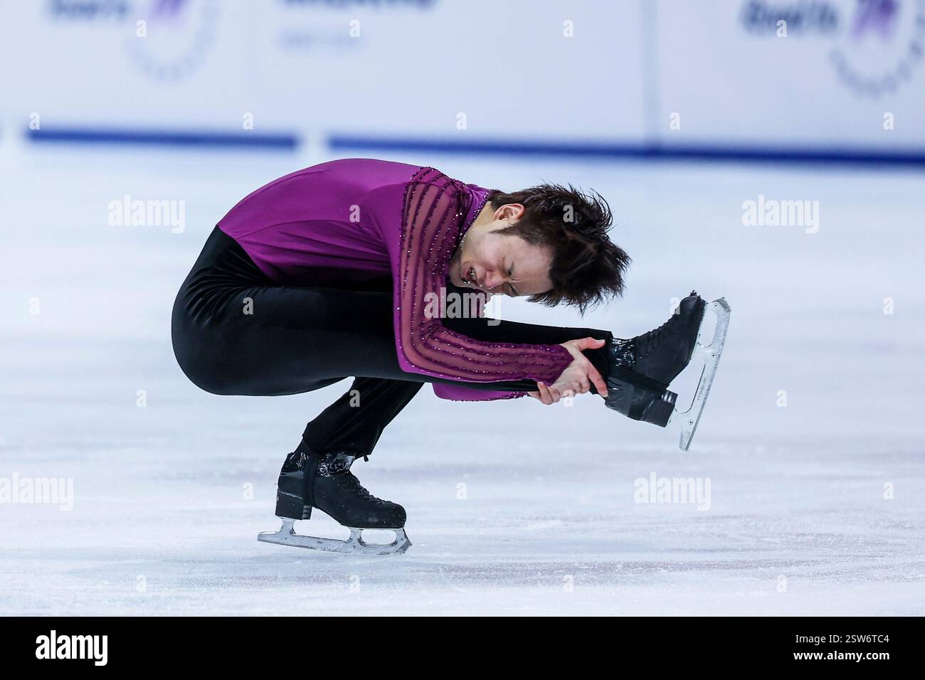 Milano, Italia. 19 febbraio 2025. Sota Yamamoto del Giappone visto in azione durante FMC2026 Figure Skating Road to 26 Trophy Men singolo programma di pattinaggio al Forum Unipol Credit: dpa/Alamy Live News Foto Stock