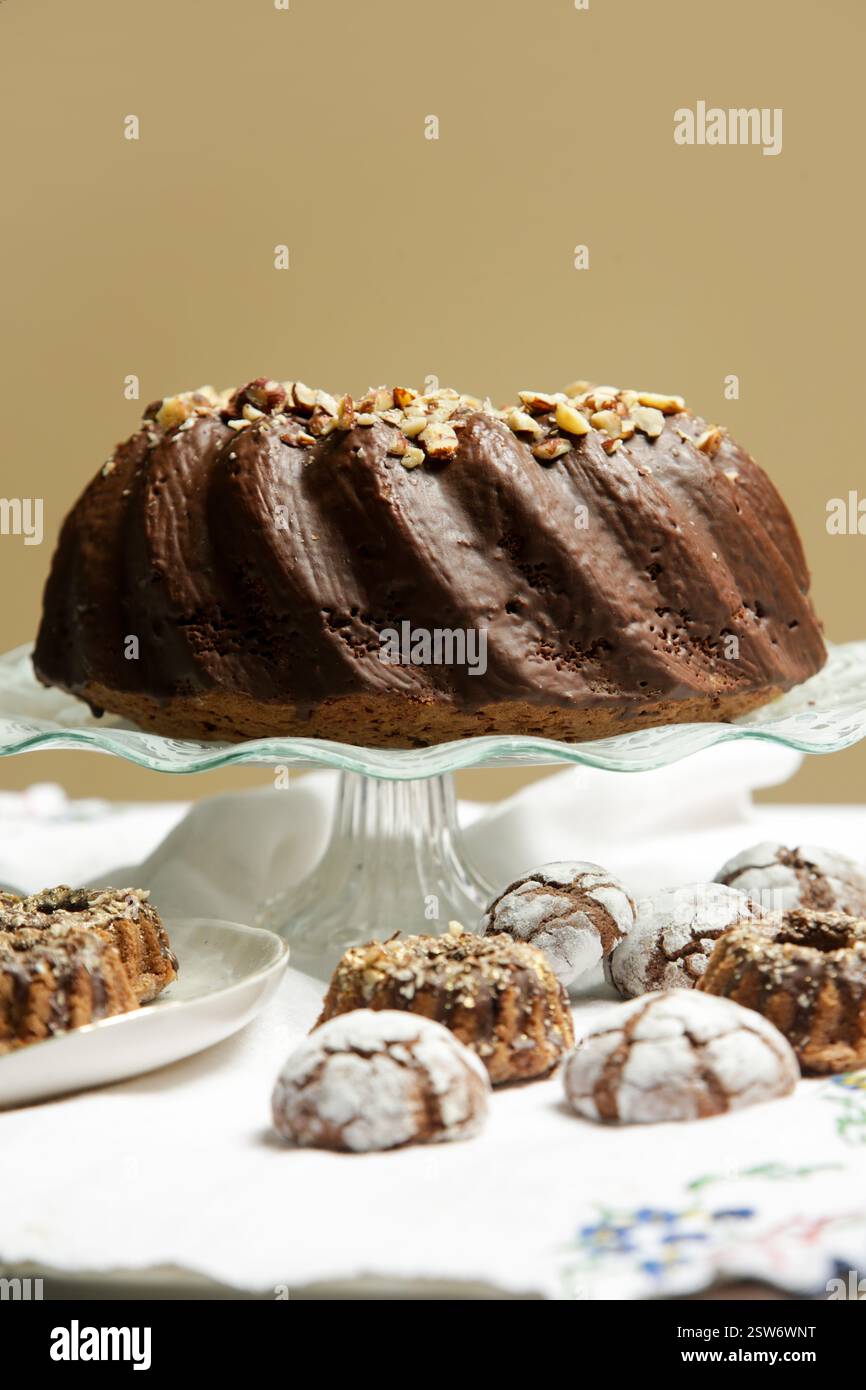 Delizioso classico kouglof di mandorle al cioccolato Foto Stock