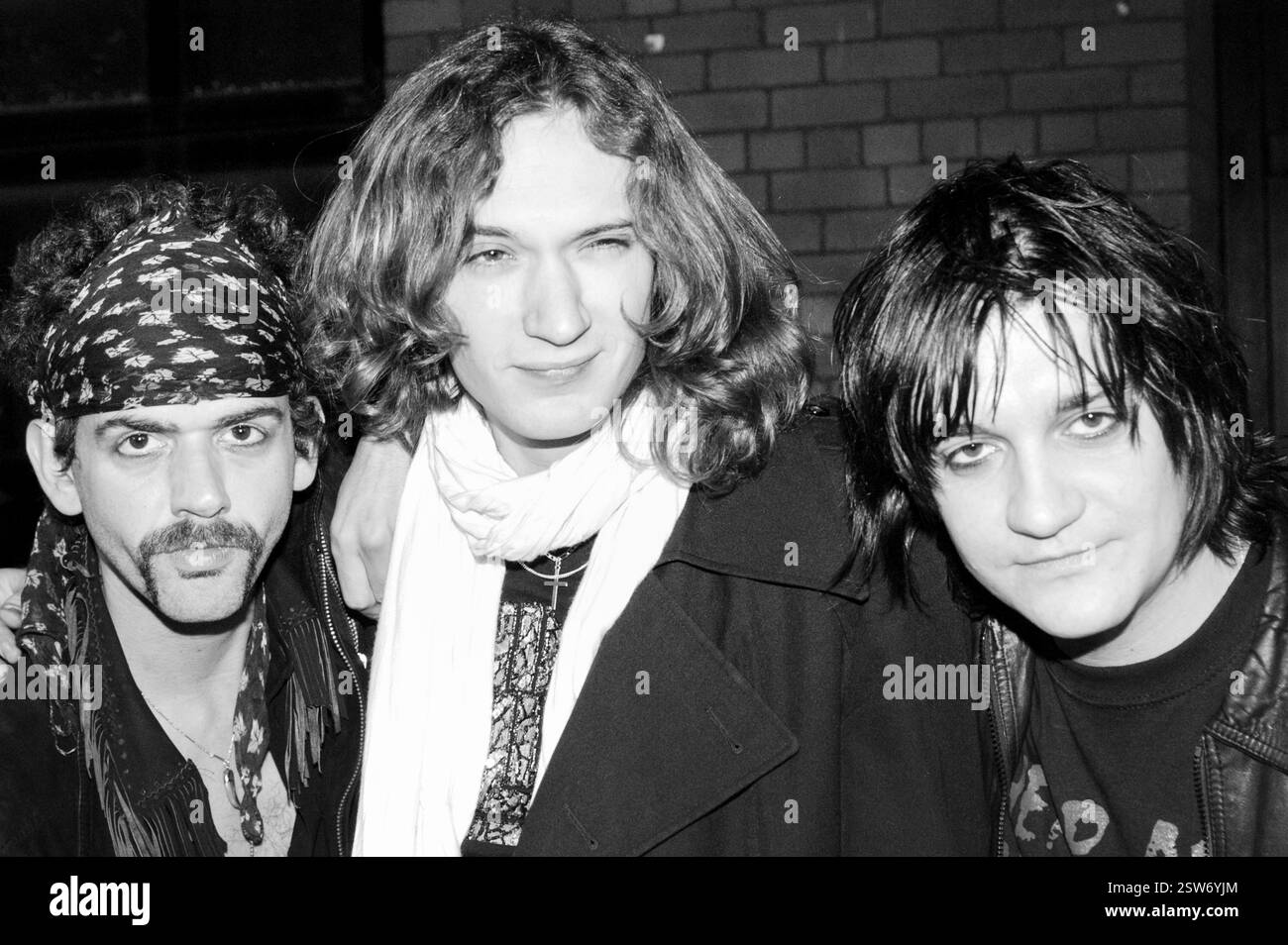 THE DARKNESS Without JUSTIN HAWKINS: The Darkness Without Justin Hawkins ai Pop Factory Awards di Porth, Galles, il 24 ottobre 2003. Fotografia: ROB WATKINS. INFO: I Darkness, una rock band britannica, hanno guadagnato fama nei primi anni '2000 per il loro stile sfavillante e le prestazioni energetiche. Guidati da Justin Hawkins, la loro infettiva miscela di glam e hard rock ha prodotto successi come "i Believe in a Thing Called Love", mostrando il loro approccio musicale teatrale e dinamico. Foto Stock