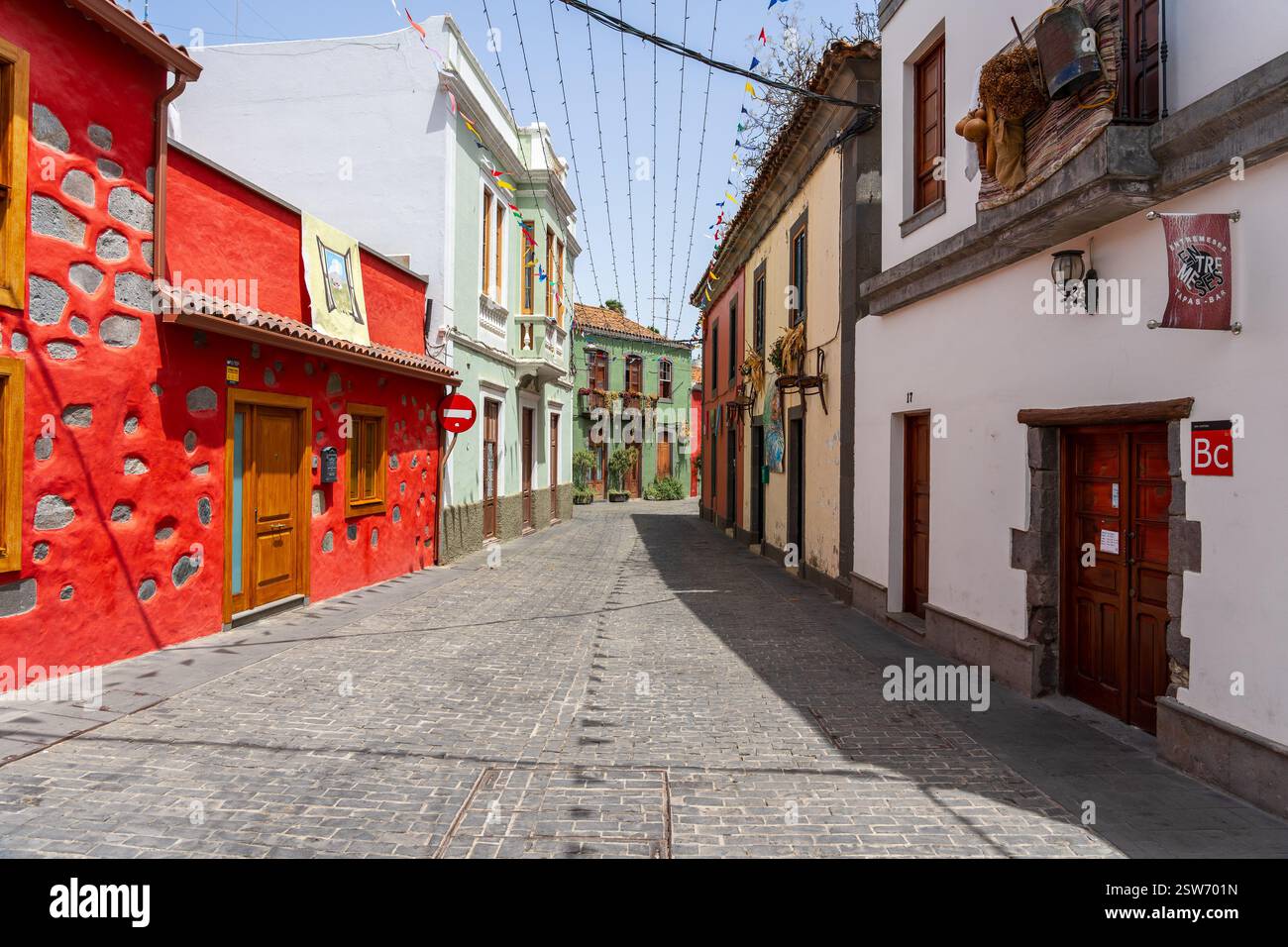 Strade e splendide case del pittoresco villaggio di Santa Brigida. Foto Stock