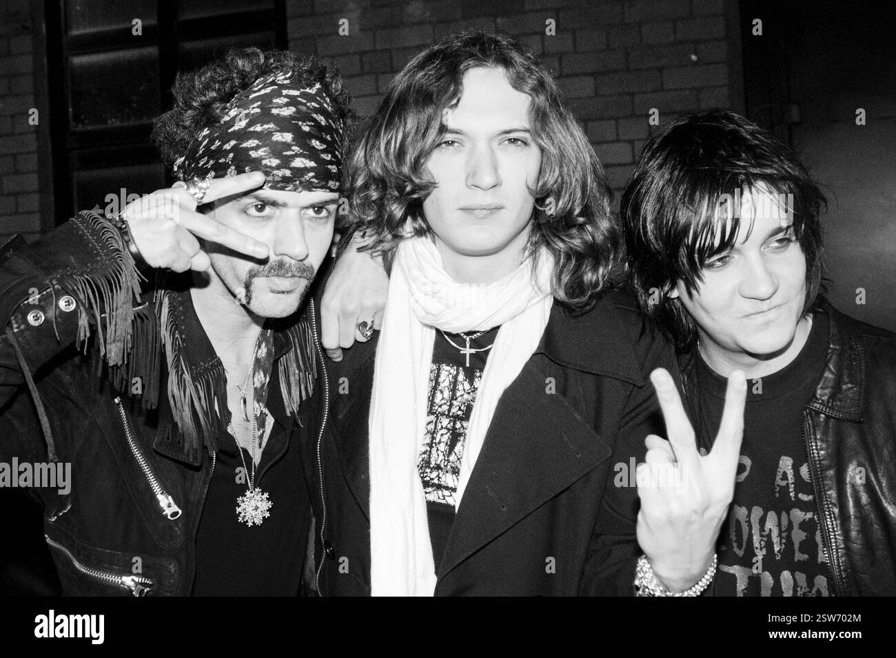 THE DARKNESS Without JUSTIN HAWKINS: The Darkness Without Justin Hawkins ai Pop Factory Awards di Porth, Galles, il 24 ottobre 2003. Fotografia: ROB WATKINS. INFO: I Darkness, una rock band britannica, hanno guadagnato fama nei primi anni '2000 per il loro stile sfavillante e le prestazioni energetiche. Guidati da Justin Hawkins, la loro infettiva miscela di glam e hard rock ha prodotto successi come "i Believe in a Thing Called Love", mostrando il loro approccio musicale teatrale e dinamico. Foto Stock