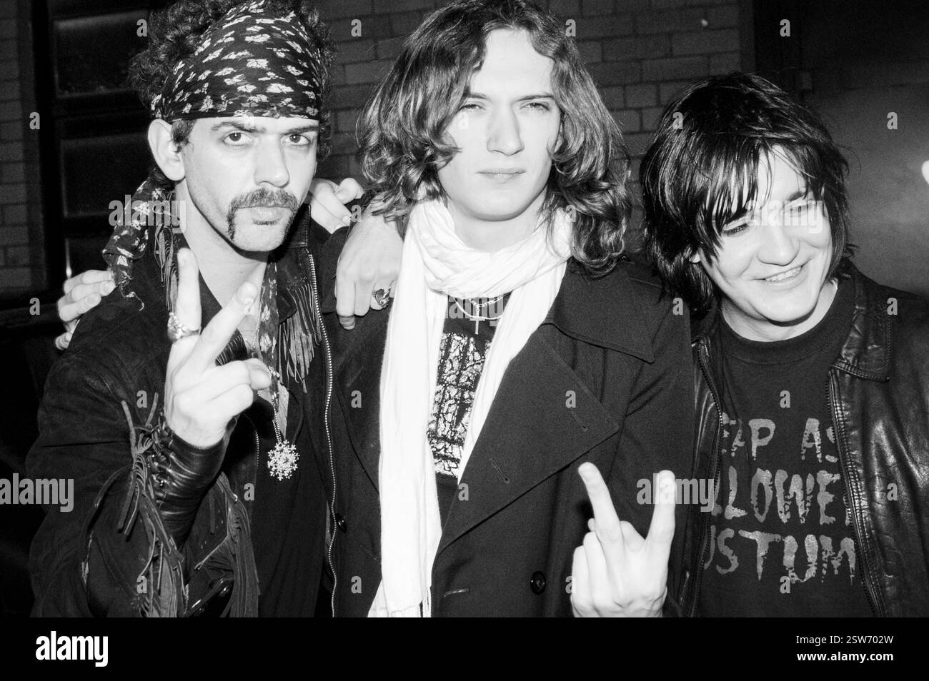 THE DARKNESS Without JUSTIN HAWKINS: The Darkness Without Justin Hawkins ai Pop Factory Awards di Porth, Galles, il 24 ottobre 2003. Fotografia: ROB WATKINS. INFO: I Darkness, una rock band britannica, hanno guadagnato fama nei primi anni '2000 per il loro stile sfavillante e le prestazioni energetiche. Guidati da Justin Hawkins, la loro infettiva miscela di glam e hard rock ha prodotto successi come "i Believe in a Thing Called Love", mostrando il loro approccio musicale teatrale e dinamico. Foto Stock