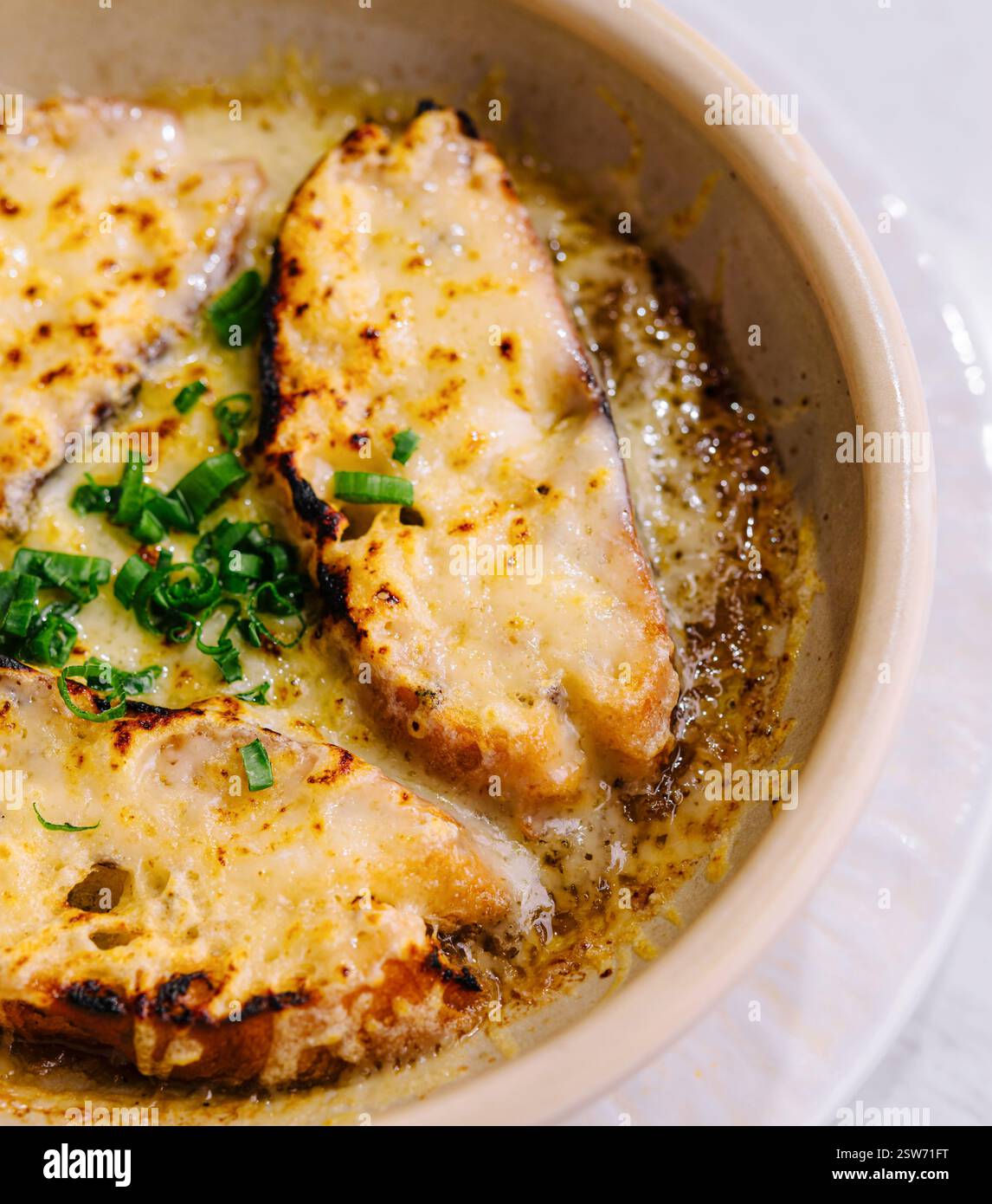 Zuppa di cipolle francesi fatta in casa con formaggio fuso Foto Stock