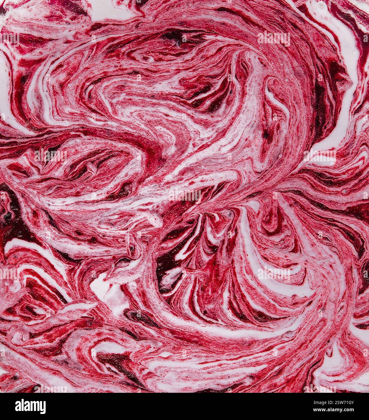 Far girare lo yogurt a turbolenza con la torta ai frutti di bosco Foto Stock