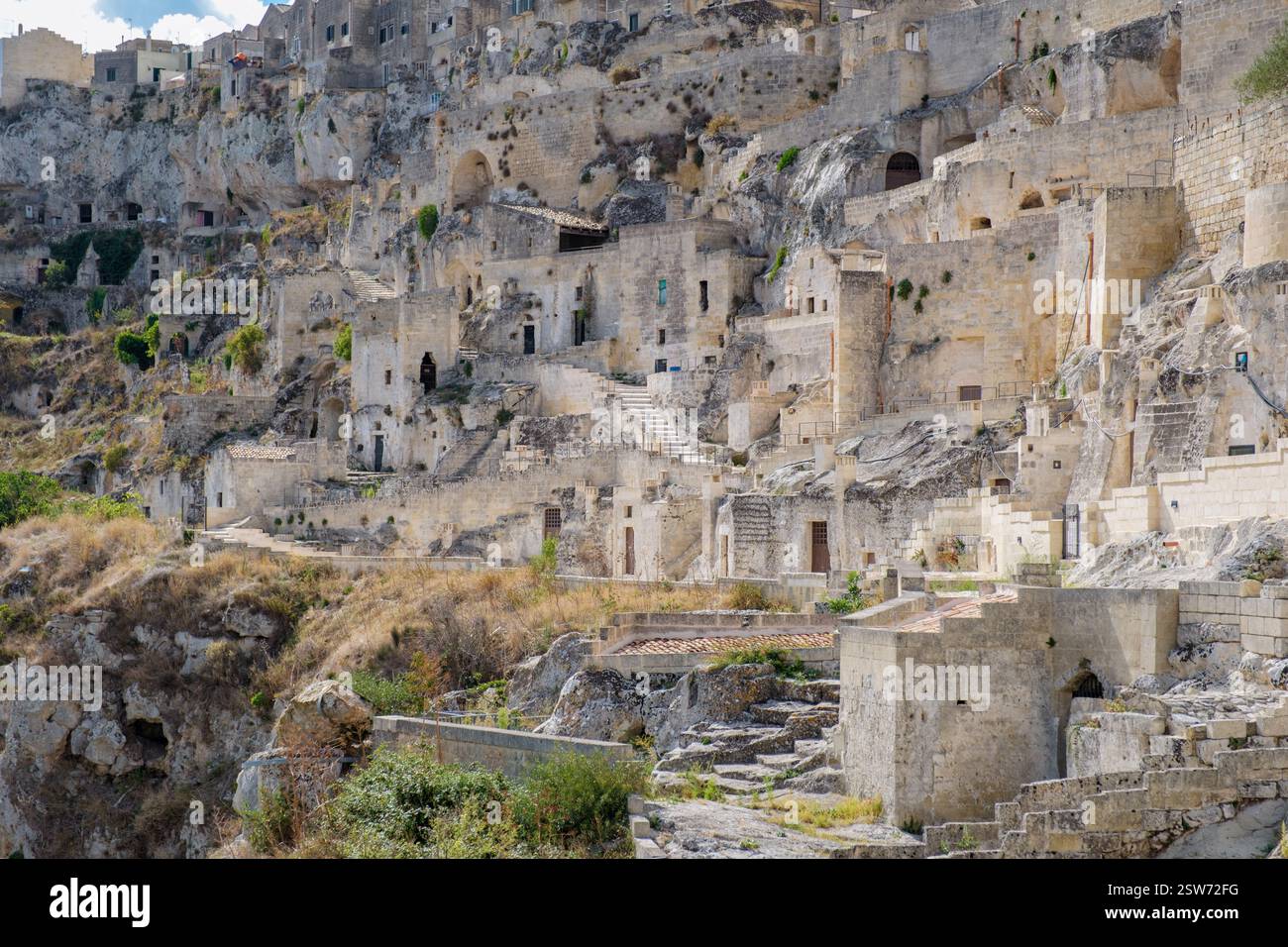 Esplora le antiche abitazioni rupestri di Matera, un sito patrimonio dell'umanità dell'UNESCO in Puglia, Italia Foto Stock