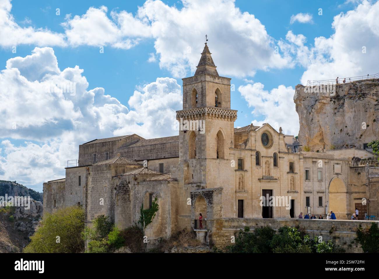 Esplora l'antico fascino della splendida architettura di Matera sotto un cielo vibrante Foto Stock