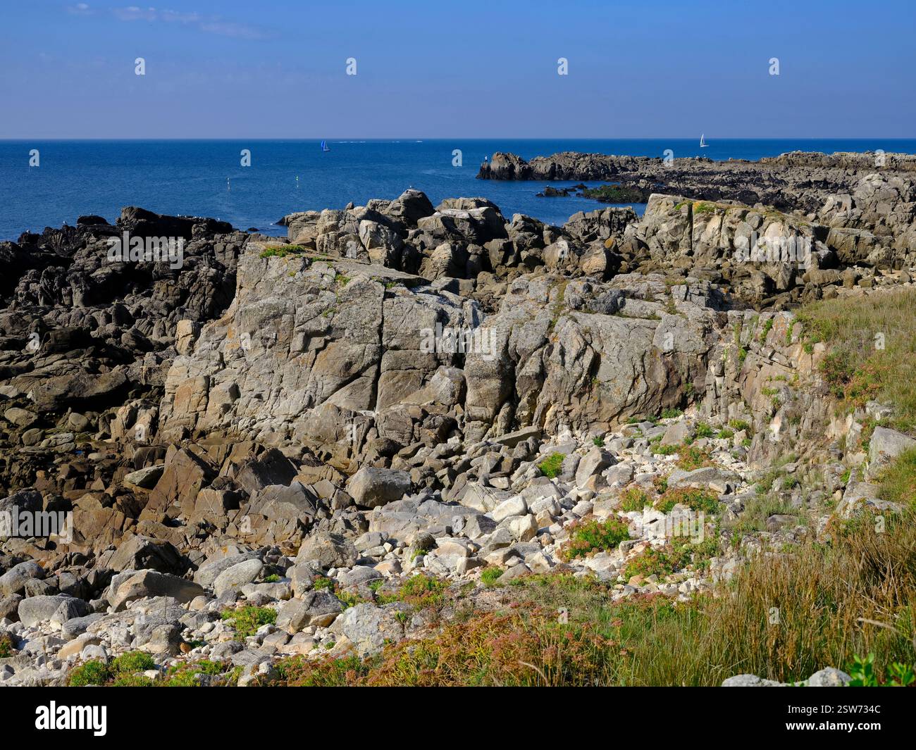 Costa rocciosa a Batz-sur-Mer, un comune del dipartimento della Loira-Atlantica nella Francia occidentale. La città si trova tra la baia di Biscaglia Foto Stock