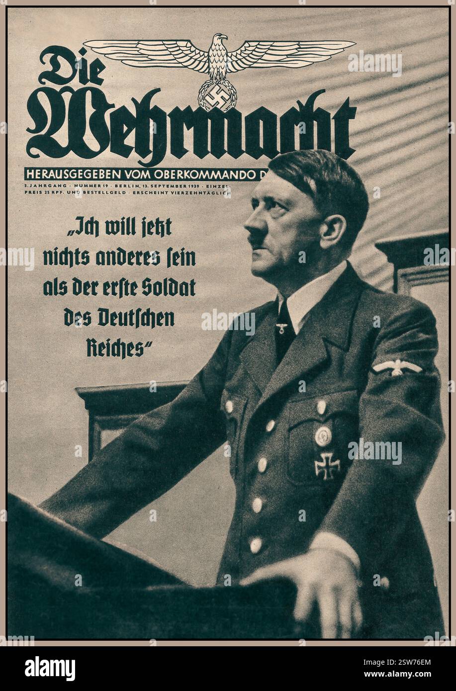 Adolf Hitler sulla copertina di "Die Wehrmacht", una rivista di propaganda tedesca per la Wehrmacht (forze armate tedesche). Il testo contiene Adolf Hitler e la citazione "ora voglio essere nient'altro che il primo soldato del Reich tedesco" del 1940 la Wehrmacht della Germania nazista era il nome delle forze armate naziste-tedesche dal 1935 al 1945. Durante la seconda guerra mondiale, la Wehrmacht consisteva delle truppe Heer (forza terrestre), Kriegsmarine (marina), Luftwaffe (forza aerea) e Waffen-SS ("SS armate"), più unità Sturmabteilung (SA). Foto Stock