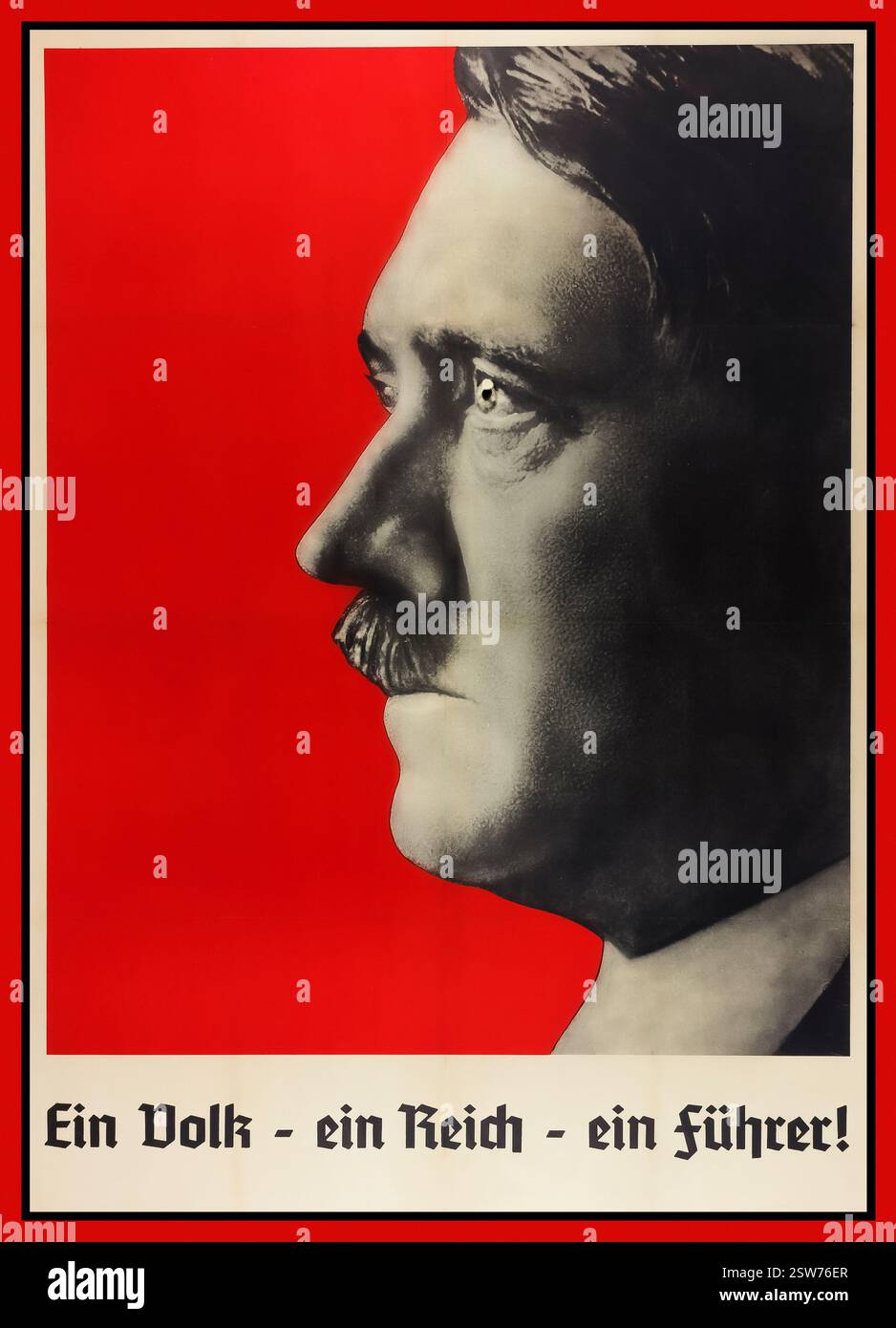 Adolf Hitler profilo poster ritratto Ein Volk, ein Reich, ein Führer [un popolo, un impero, uno Führer] terzo Reich poster, Germania ca. 1937 Fotolitografia profilo ritratto di Adolf Hitler stampato con sfondo rosso. La visione di Hitler del terzo Reich comprendeva tutti i tedeschi etnici uniti sotto un unico Impero. La visione iniziò ad essere realizzata nel 1936, quando le truppe tedesche rioccuparono la Renania. L'Austria fu assorbita dall'Anschluss del 1938. Usando un culto della personalità, Hitler si presentò come l'obiettivo unificante di questo Reich, sfruttando la sua immagine per ispirare una lealtà personale Foto Stock