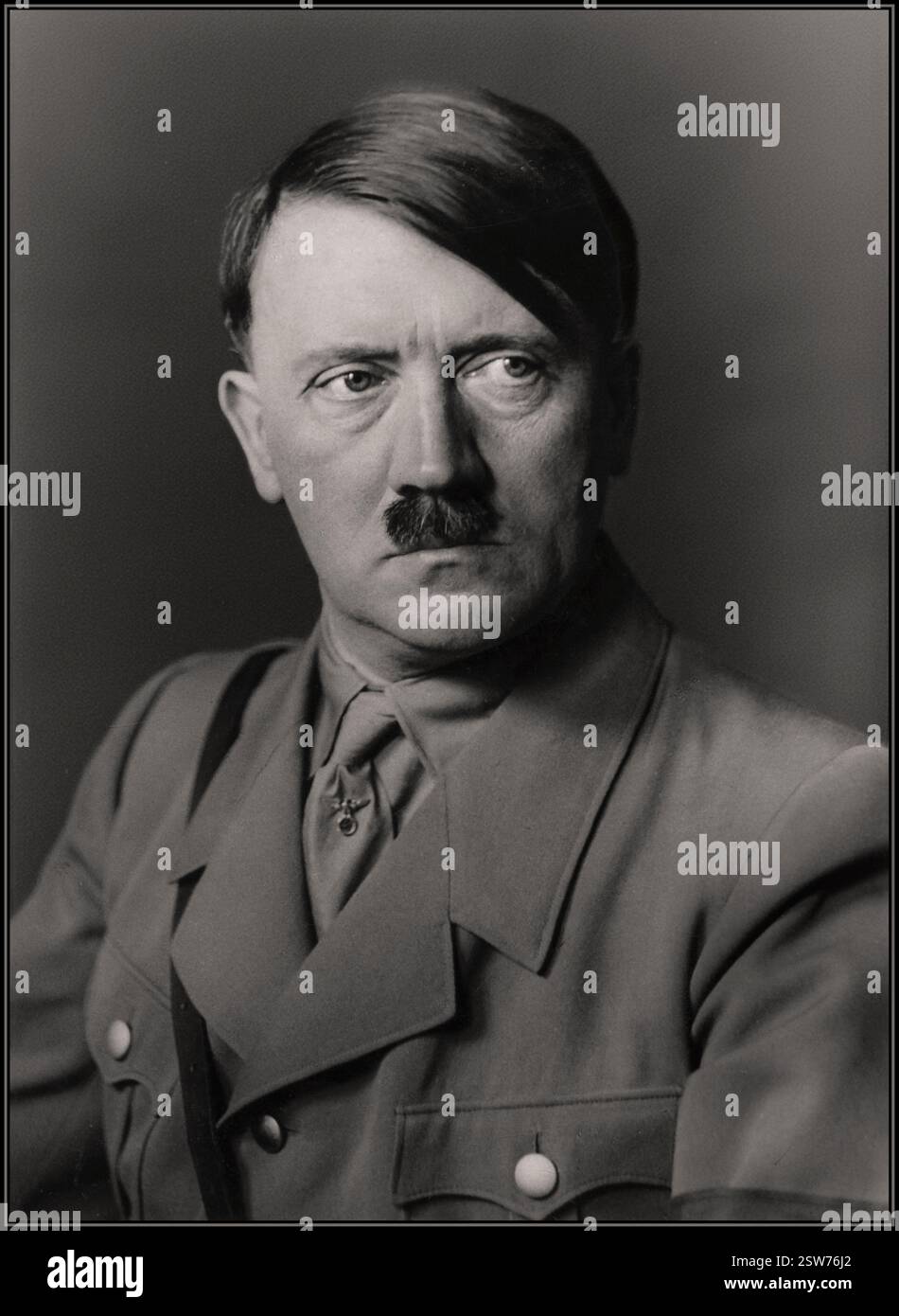 ADOLF HITLER 1930, Heinrich Hoffmann B&W Hoffmann, ritratto in studio di un serio e oscuro Adolf Hitler formale in uniforme, da cui sono stati prodotti famosi ritratti di pittura ad olio della propaganda nazista Foto Stock