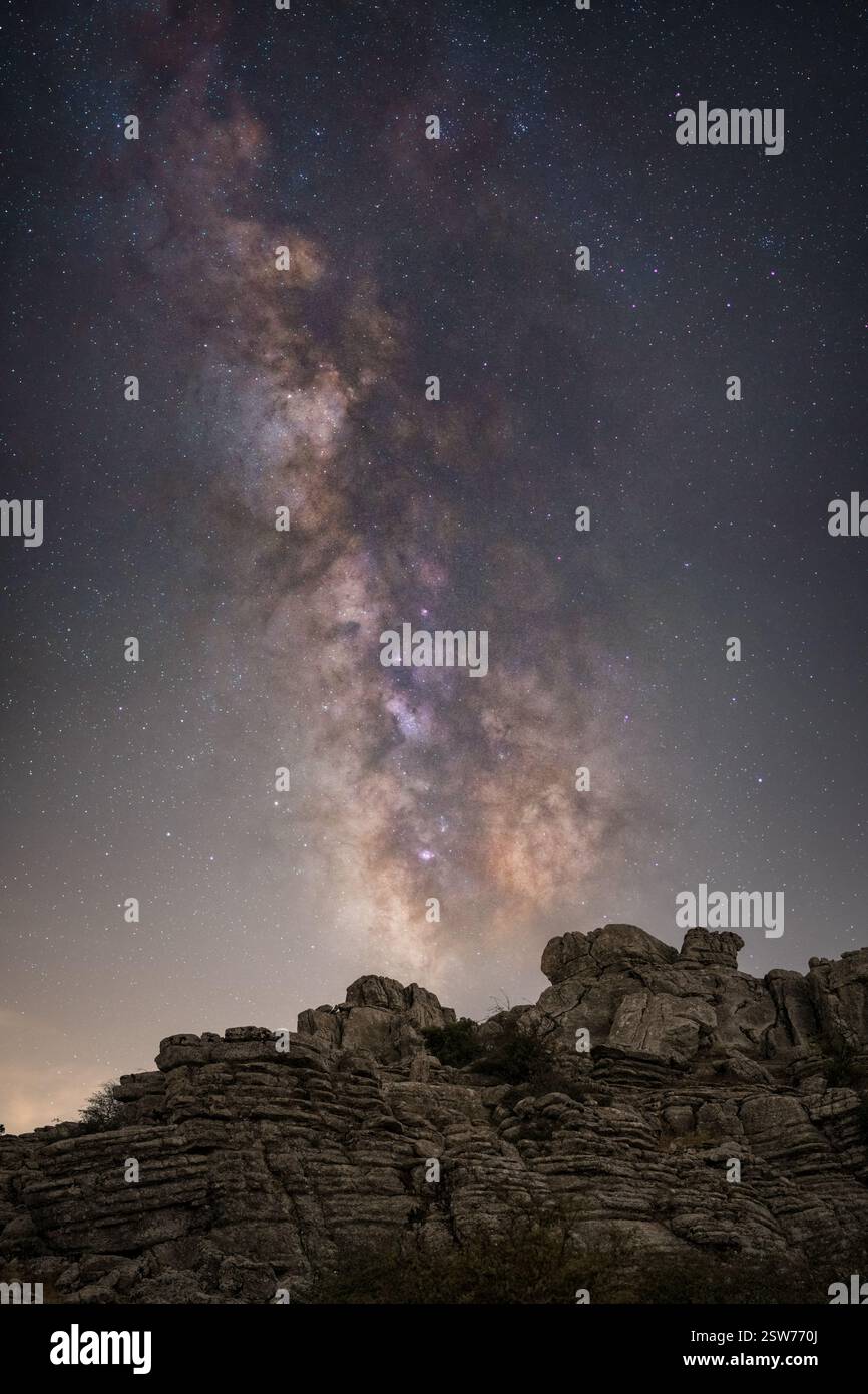 Notte El Torcal: Via Lattea sulle rocce carsiche, lunga esposizione, splendida vista cosmica. Foto Stock