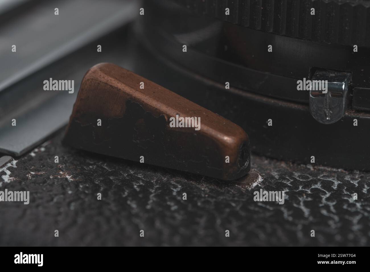 Primo piano di controlla una vecchia fotocamera d'epoca Foto Stock