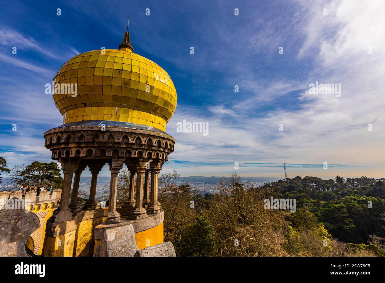 Ammira la splendida cupola gialla del Palazzo Nazionale di pena, adagiata su un bellissimo cielo blu, che offre vedute panoramiche delle vibranti terre di Sintra Foto Stock