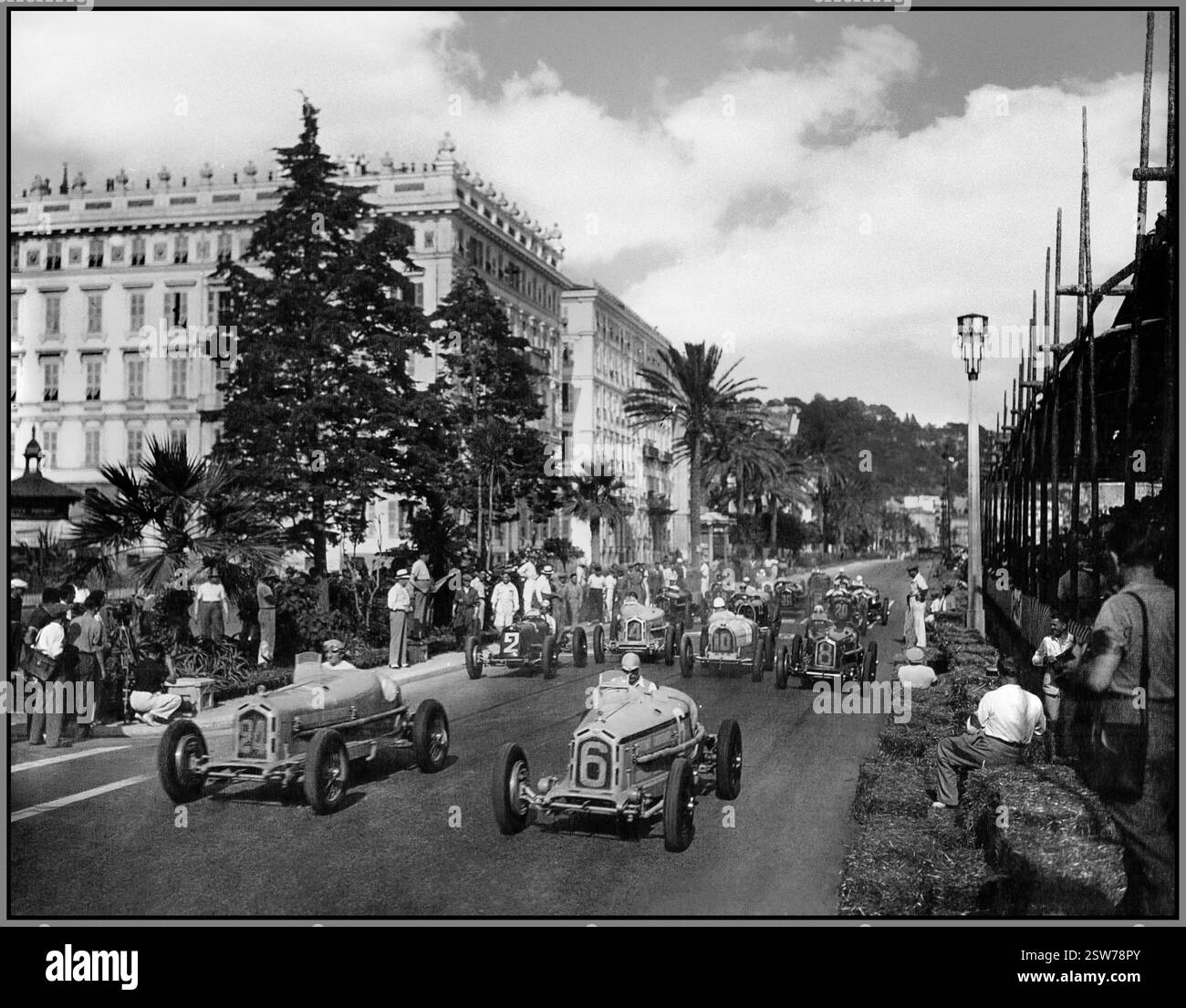 1933 partenza del Gran Premio di Nizza (ufficialmente il II Gran Premio di Nizza) una gara automobilistica del Gran Premio che si tiene a Nizza domenica 6 agosto 1933. La vettura numero due in seconda linea guidata da Tazio Nuvolari su una Maserati (numero 2) ha vinto la gara del Grand Prix. Il Gran Premio di Nizza 1933 (ufficialmente il II Gran Premio di Nizza) è stata una gara automobilistica che si è tenuta a Nizza domenica 6 agosto 1933. Rispetto alla relativamente piccola gara di Nizza del 1932, la gara del 1933 fu un Gran Premio serio con quasi tutti i piloti più noti dell'epoca in competizione. Bella Francia Foto Stock