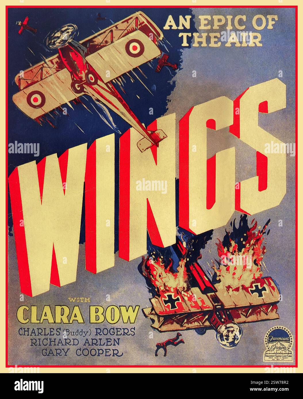 Clara Bow ha recitato in Wings (1927), un film di guerra muto sui piloti di caccia della prima guerra mondiale. Il film, che ha vinto il primo Oscar al miglior film in assoluto, vede Clara Bow come protagonista femminile. Interpreta l'interesse amoroso di uno dei piloti, aggiungendo fascino ed energia al film. Clara Bow era conosciuta come "The IT Girl" e la sua performance in Wings cattura l'essenza vivace e giovanile dell'era dei flapper. Questo film ruota intorno al romanticismo e ai combattimenti aerei durante la prima guerra mondiale. Wings è noto per le sue rivoluzionarie scene di combattimento aereo ed è stato il primo film a vincere l'Oscar per il miglior film. Foto Stock