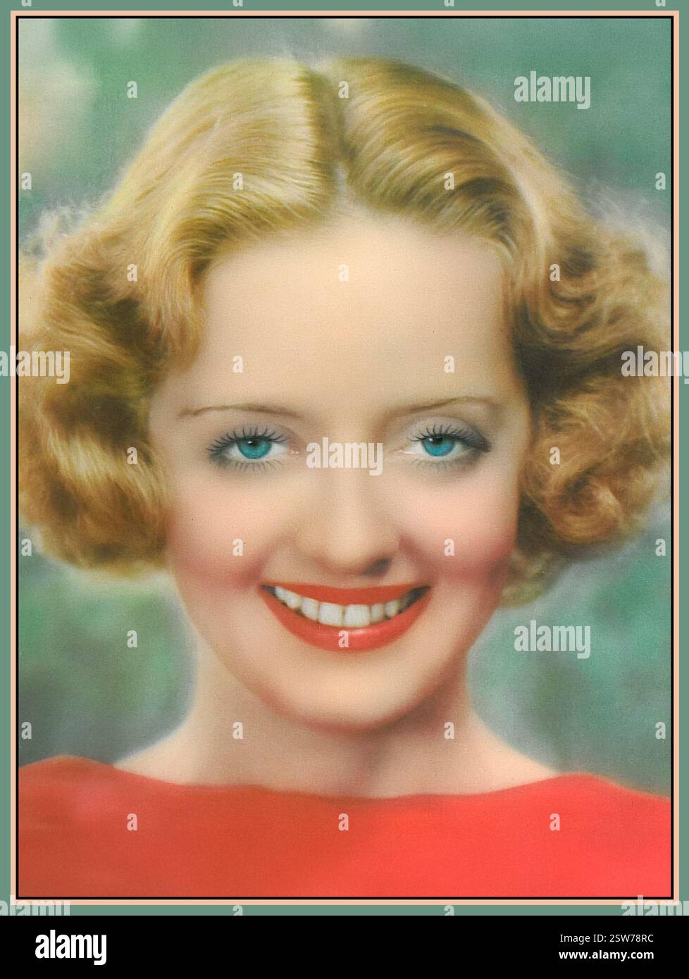 Ritratto all'aperto in morbido stile hollywoodiano BETTE DAVIS per la copertina di riviste, SPECCHIO per film e film anni '1920, rivista appassionata di film cinematografici. Considerata una delle più grandi attrici della storia di Hollywood. Foto Stock