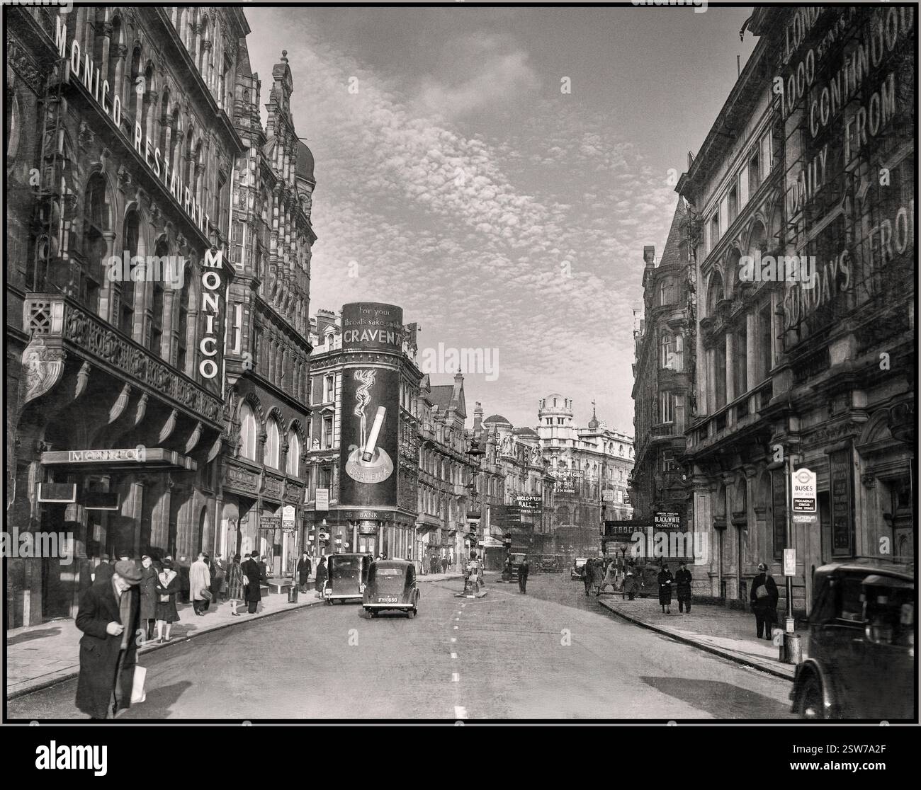WW2 Londra 1940 Shaftesbury Avenue verso i teatri Lyric e Apollo con grandi pubblicità di sigarette accumulate per Craven 'A' London taxi e auto Central Wartime Londra Gran Bretagna Regno Unito questa fotografia cattura un momento della vita quotidiana a Londra durante la seconda guerra mondiale, evidenziando la resilienza delle attività culturali e commerciali della città tra le sfide del tempo. Foto Stock WW2 Londra 1940 Shaftesbury Avenue verso i teatri Lyric e Apollo con grandi pubblicità di sigarette accumulate per Craven 'A' London taxi e auto Central Wartime Londra Gran Bretagna Regno Unito questa fotografia cattura un momento della vita quotidiana a Londra durante la seconda guerra mondiale, evidenziando la resilienza delle attività culturali e commerciali della città tra le sfide del tempo. Foto Stock