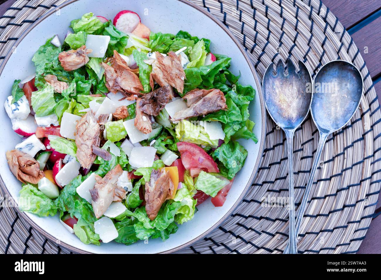 Regno Unito: Filetti di sgombro in scatola serviti con un'insalata fresca. Il pesce oleoso è una buona scelta di pasti sani ricchi di acidi grassi omega 3. Foto Stock