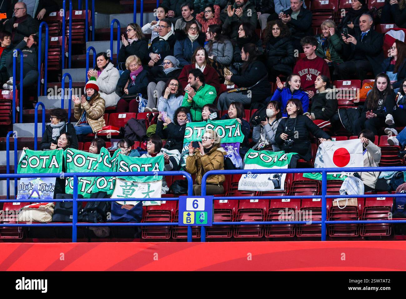 Milano, Italia. 19 febbraio 2025. Sota Yamamoto dei fan giapponesi visto durante FMC2026 Figure Skating Road to 26 Trophy Men singolo programma di pattinaggio al Forum Unipol Credit: Independent Photo Agency/Alamy Live News Foto Stock