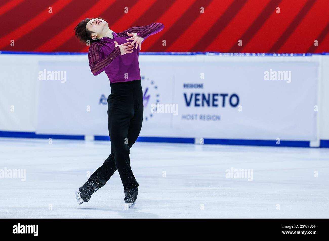 Milano, Italia. 19 febbraio 2025. Sota Yamamoto del Giappone visto in azione durante il FMC2026 Figure Skating Road to 26 Trophy Men singolo programma di pattinaggio al Forum Unipol Credit: Independent Photo Agency/Alamy Live News Foto Stock