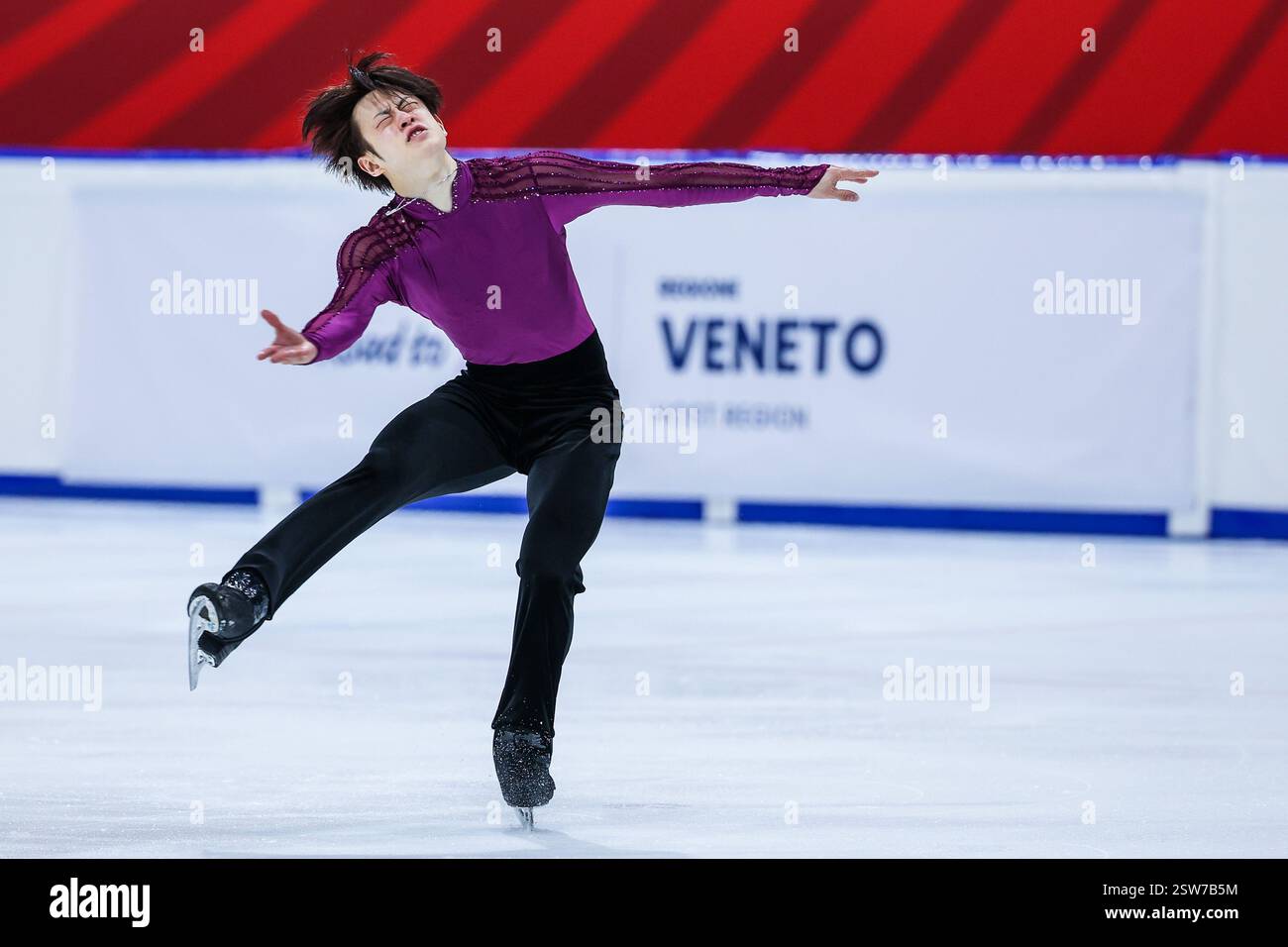Milano, Italia. 19 febbraio 2025. Sota Yamamoto del Giappone visto in azione durante il FMC2026 Figure Skating Road to 26 Trophy Men singolo programma di pattinaggio al Forum Unipol Credit: Independent Photo Agency/Alamy Live News Foto Stock