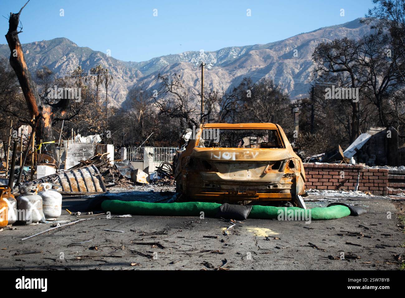 Un'auto è contrassegnata come non ev per la movimentazione di materiali pericolosi in seguito all'incendio di Eaton ad Altadena Foto Stock