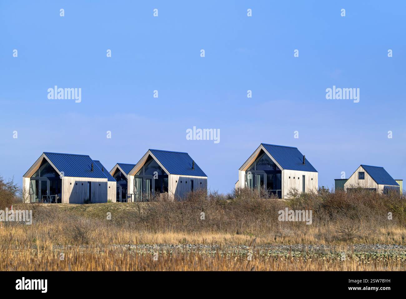 Case minuscole / case sulla spiaggia nelle dune del Molecaten Park Waterdunen, campeggio e parco vacanze lungo la Schelda occidentale a Breskens, Zelanda, Paesi Bassi Foto Stock