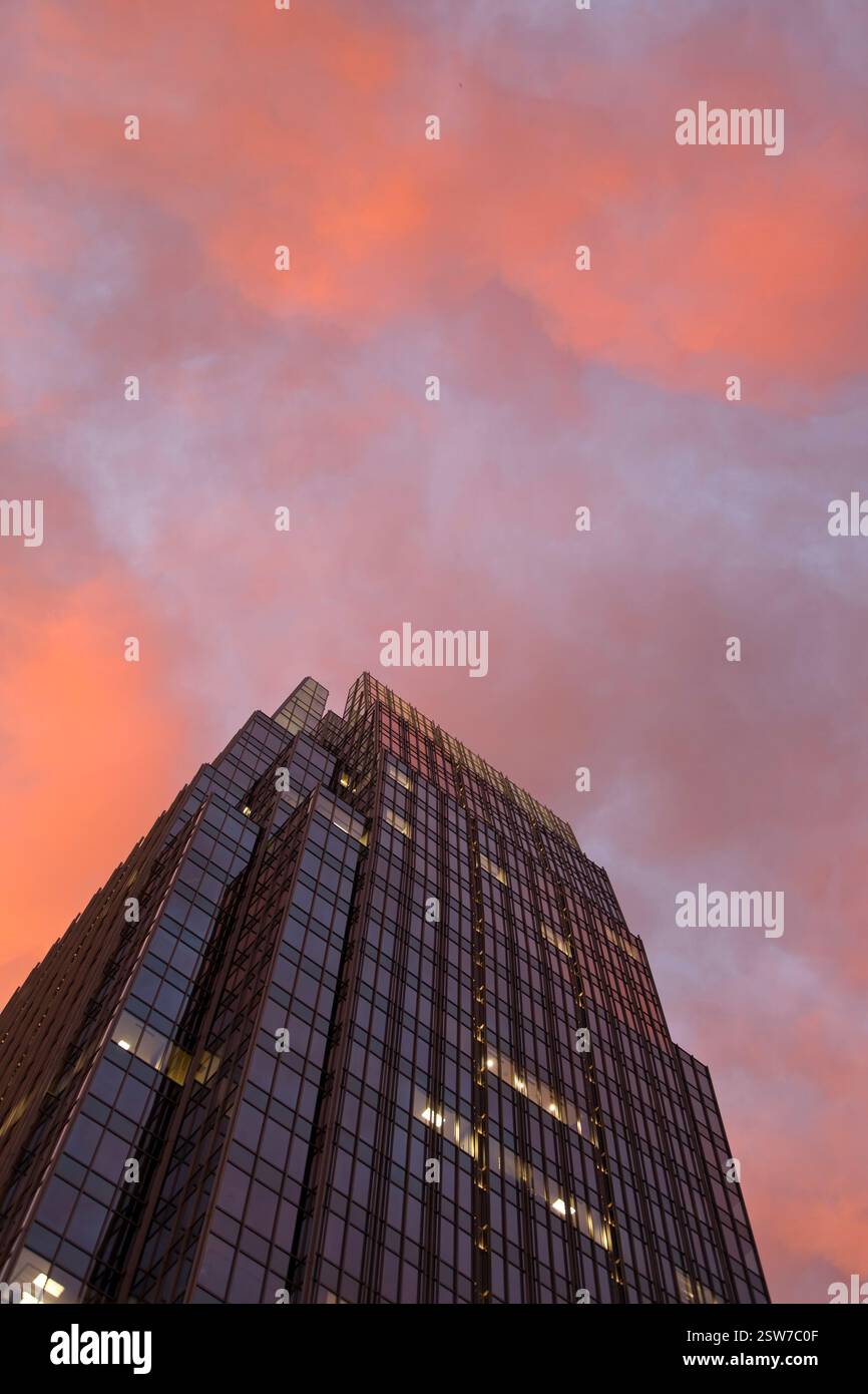 Osservate la prospettiva in un moderno edificio di uffici con un cielo rosa al tramonto e spazi vuoti Foto Stock