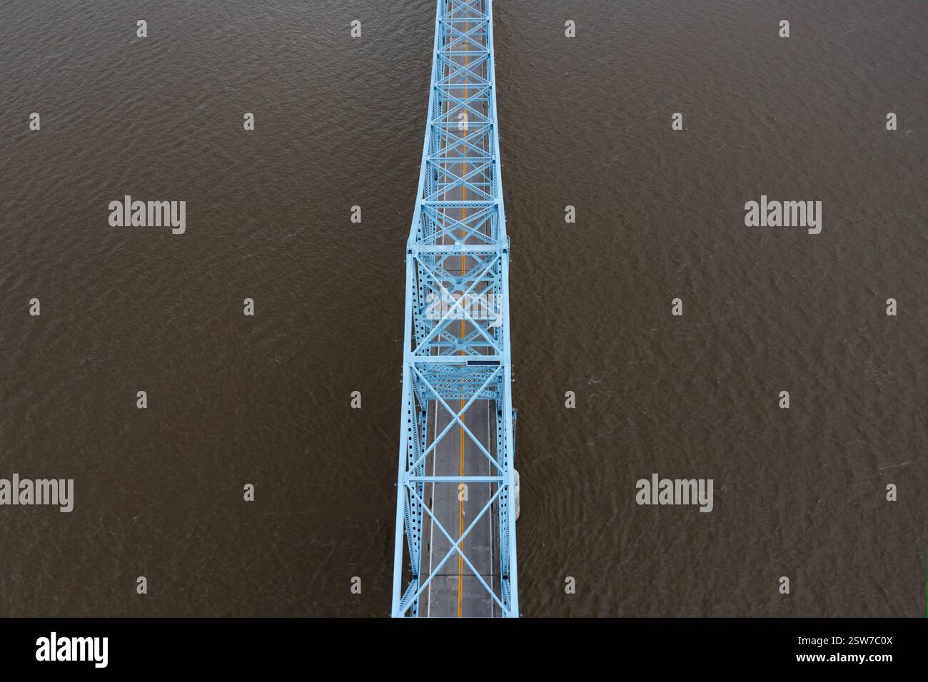 Guardando in basso sul Blue Bridge, un esempio di struttura a capriata continua che attraversa il fiume Ohio a Owensboro Foto Stock