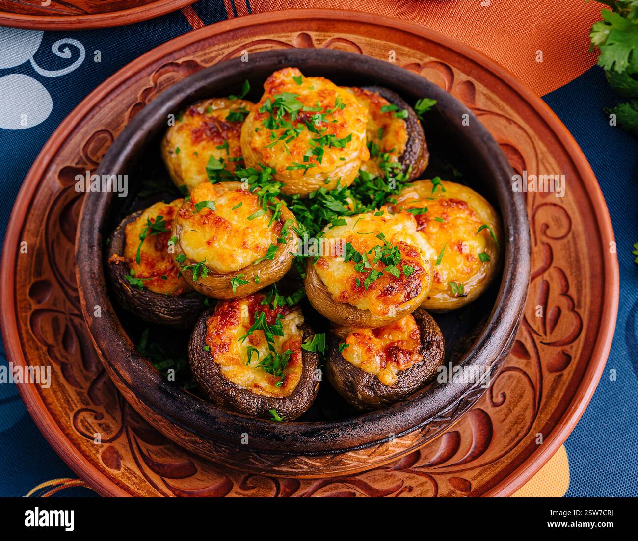 Funghi al forno ripieni di carne e formaggio Foto Stock