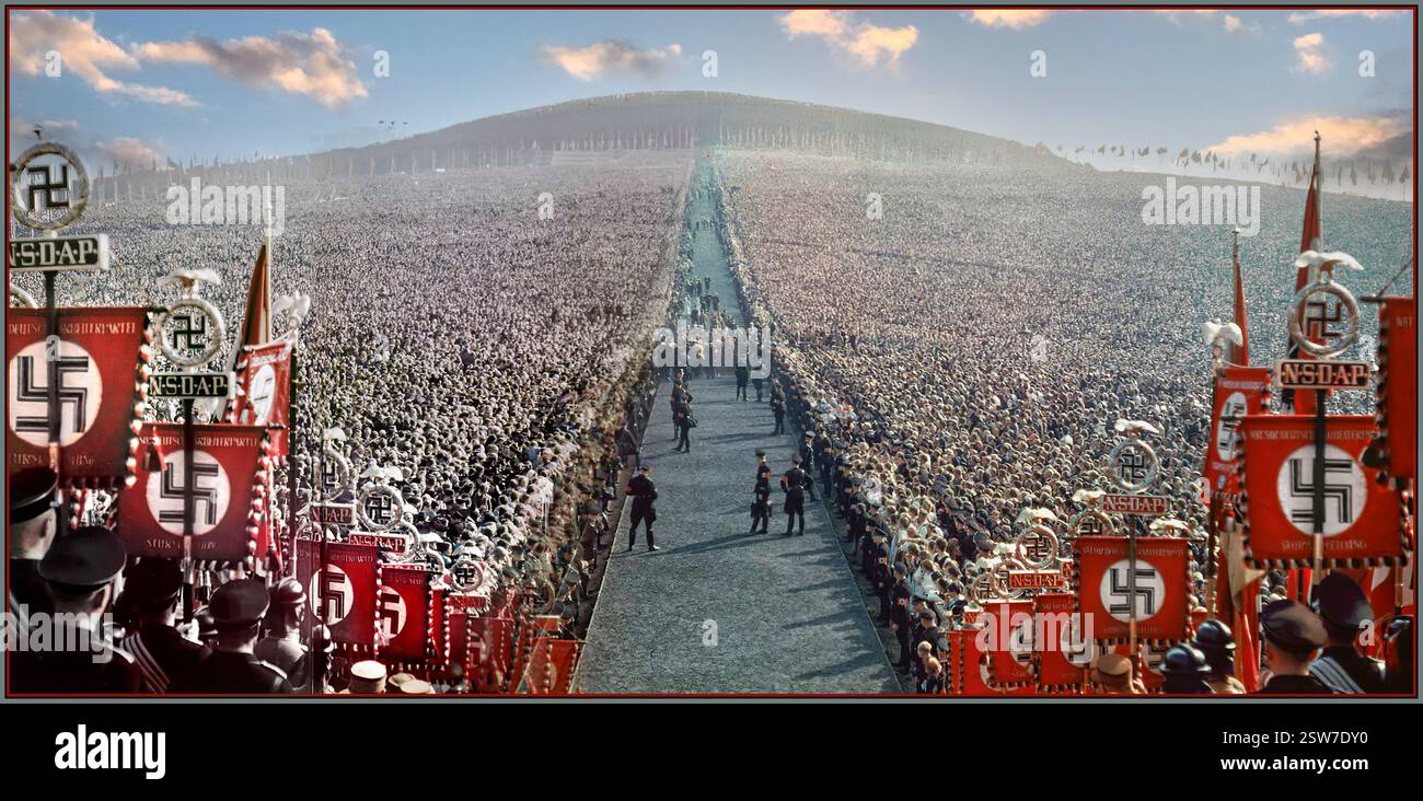 IL RALLY NAZISTA AFFOLLA il Rally di Norimberga della Germania nazista degli anni '1930 a colori, con striscioni e bandiere nell'affollato auditorium principale all'aperto con migliaia di sostenitori del partito nazista rara immagine a colori, con striscioni NSDAP e emblema della svastica in primo piano. Il partito nazista ufficialmente il Partito Nazionalsocialista tedesco dei lavoratori (in tedesco: Nationalsozialistische Deutsche Arbeiterpartei o NSDAP), è stato un partito politico di estrema destra in Germania attivo tra il 1920 e il 1945, che ha creato e sostenuto l'ideologia e la propaganda del nazismo e del Partito nazista, guidato dal "Führer" Adolf Hitler Germania nazista Foto Stock