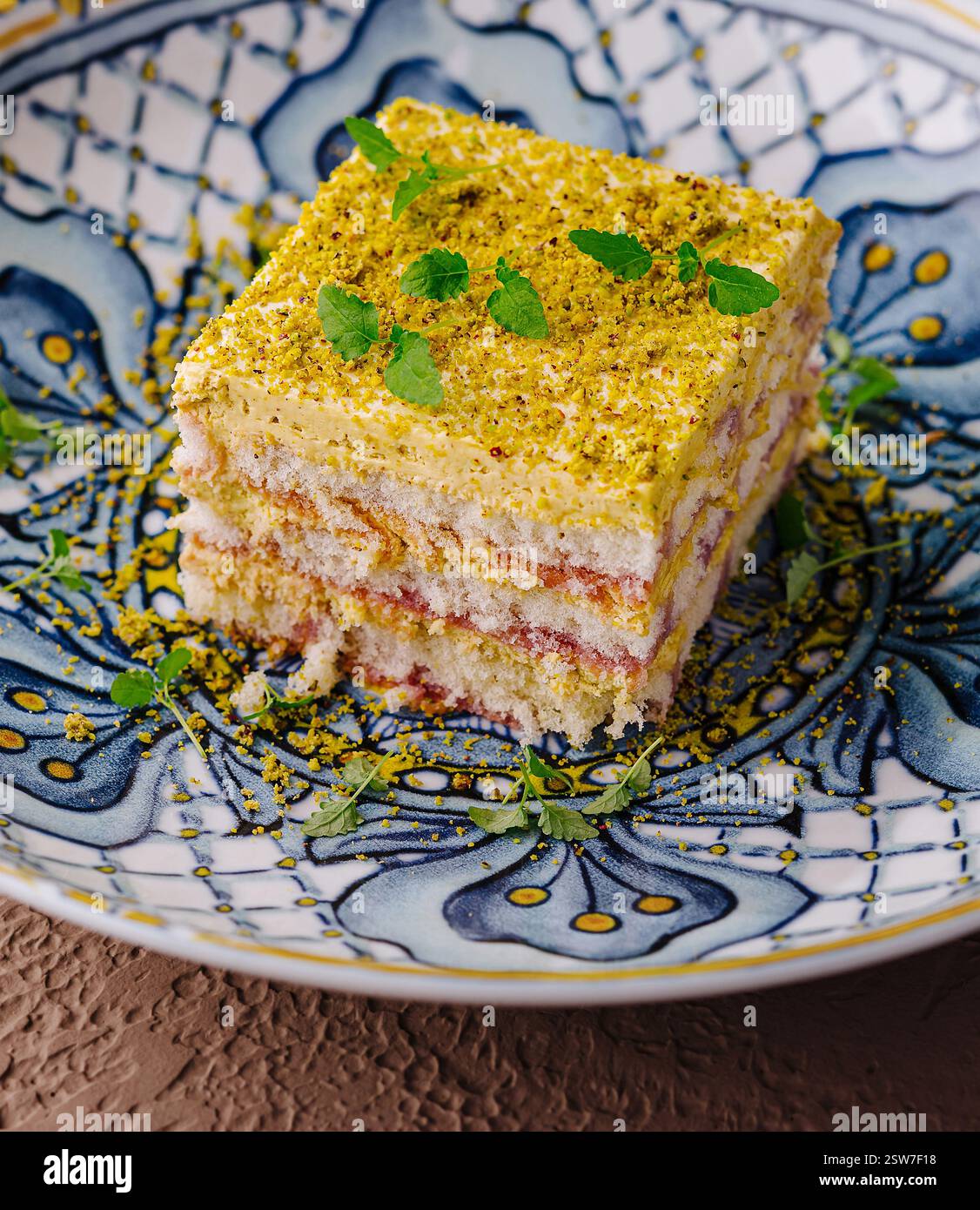 Torta d'amore persiana su piatto decorativo Foto Stock