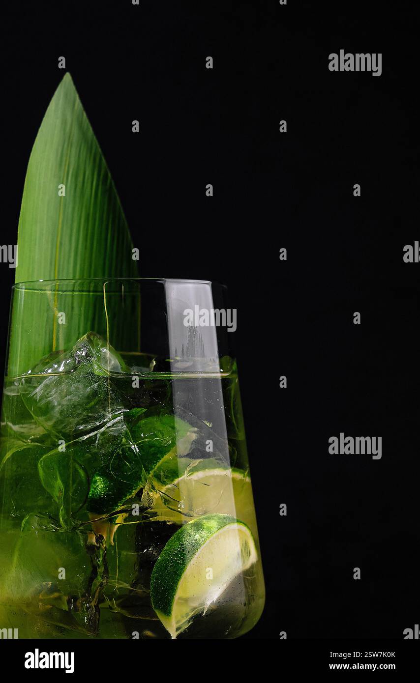 Cocktail esotico con lime e ghiaccio verde Foto Stock