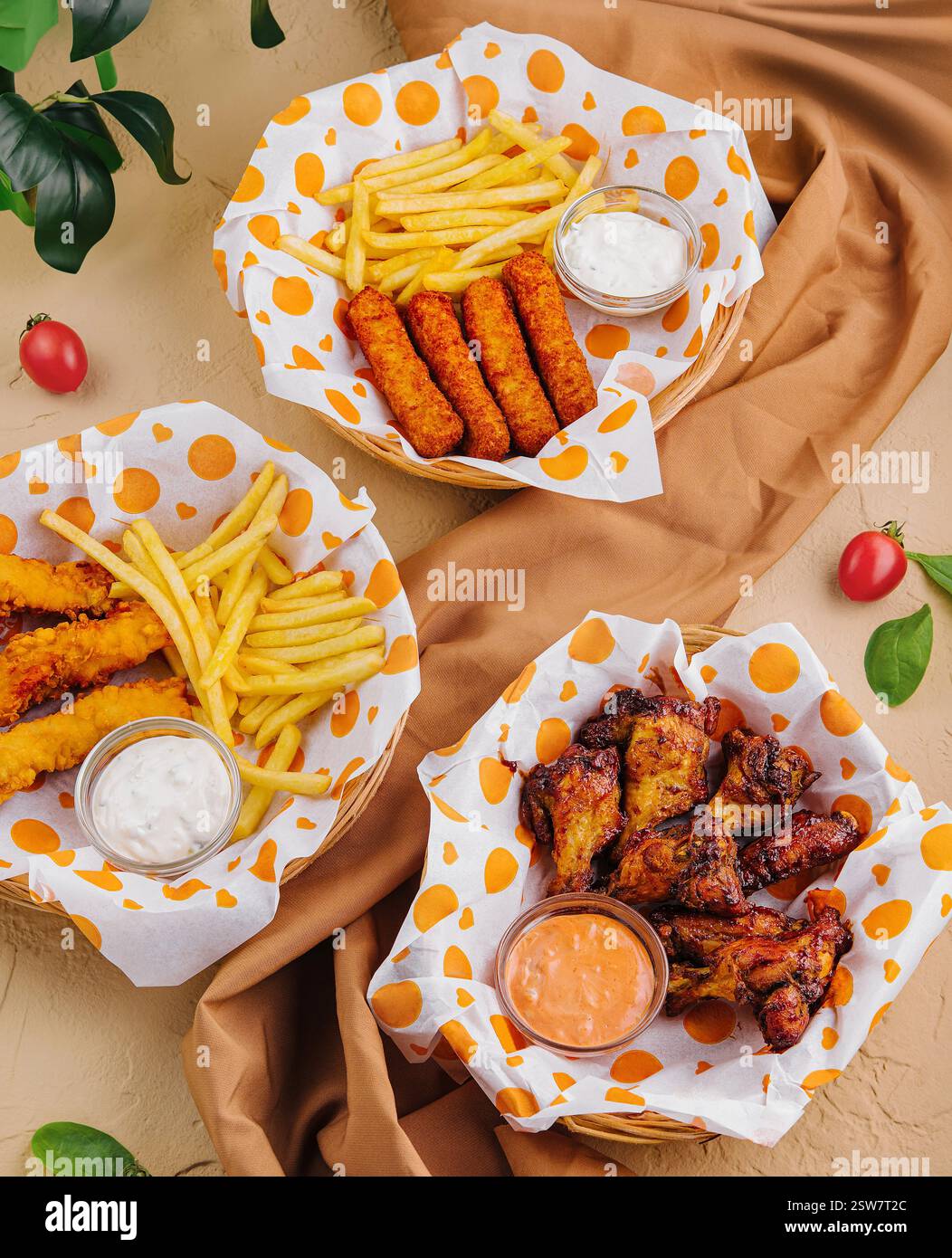 Banchetto di fast food assortito su sfondo rustico Foto Stock