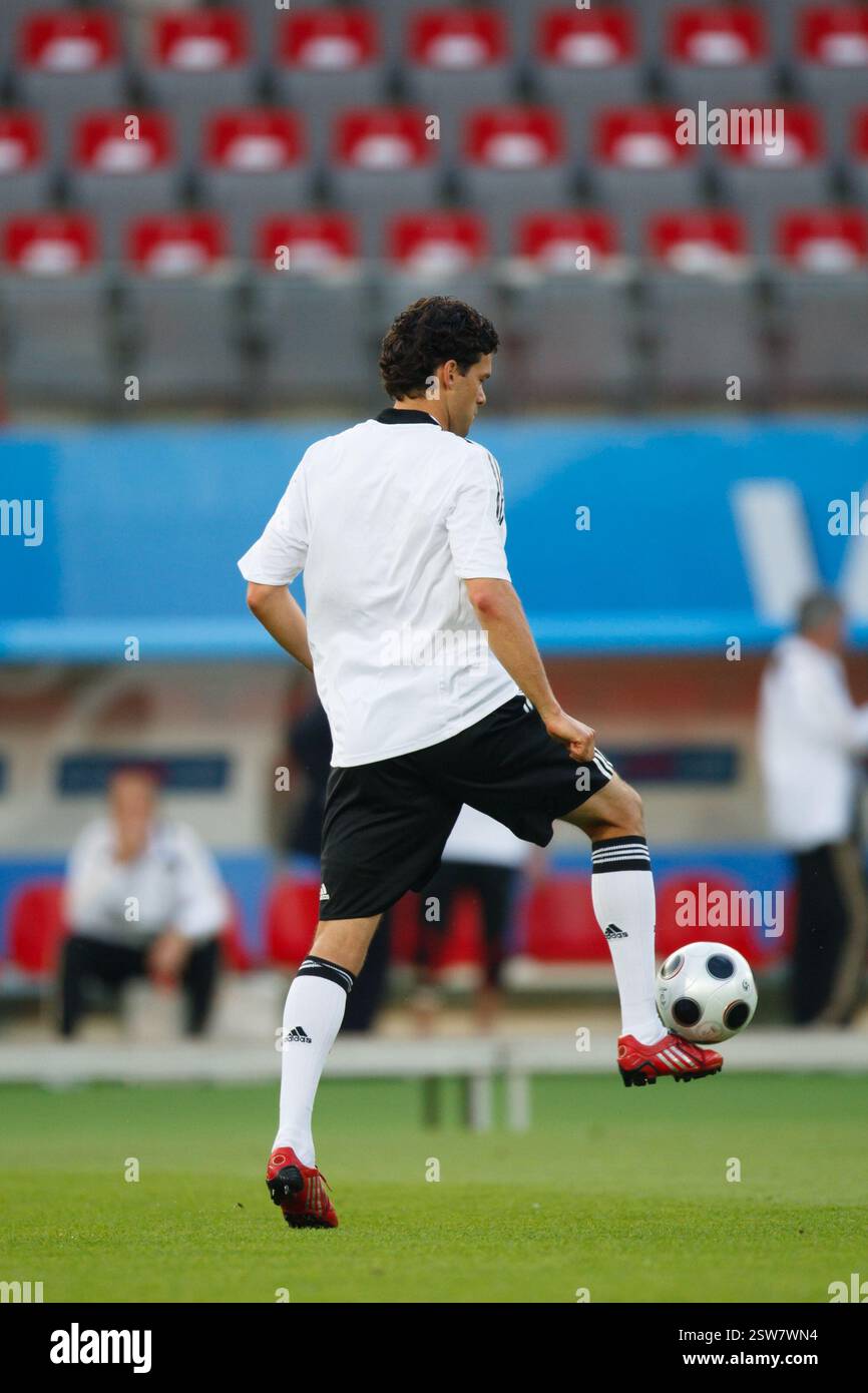 Il capitano della squadra tedesca Michael Ballack si scalda prima di una partita di UEFA Euro 2008 del gruppo B contro l'Austria all'Ernst Happel Stadion il 16 giugno 2008 a Vienna, Austria. Solo per uso editoriale. Uso commerciale vietato. (Fotografia di Jonathan Paul Larsen / Diadem Images) Foto Stock