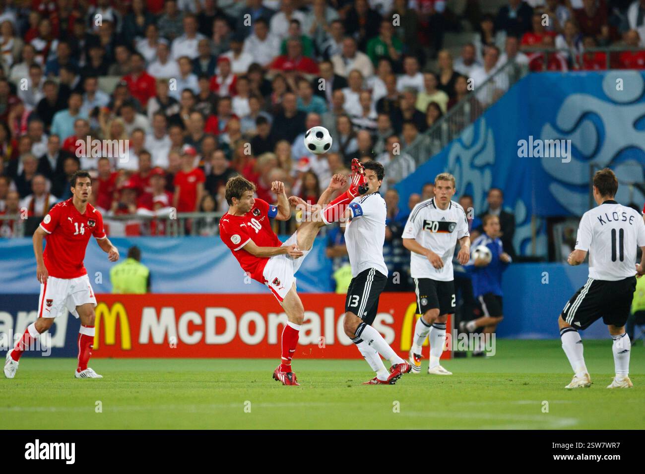 Il capitano della squadra austriaca Andreas Ivanschitz (10) calci in alto per il pallone contro il capitano della squadra tedesca Michael Ballack (13) durante una partita UEFA Euro 2008 del gruppo B all'Ernst Happel Stadion il 16 giugno 2008 a Vienna, Austria. Solo per uso editoriale. Uso commerciale vietato. (Fotografia di Jonathan Paul Larsen / Diadem Images) Foto Stock Il capitano della squadra austriaca Andreas Ivanschitz (10) calci in alto per il pallone contro il capitano della squadra tedesca Michael Ballack (13) durante una partita UEFA Euro 2008 del gruppo B all'Ernst Happel Stadion il 16 giugno 2008 a Vienna, Austria. Solo per uso editoriale. Uso commerciale vietato. (Fotografia di Jonathan Paul Larsen / Diadem Images) Foto Stock