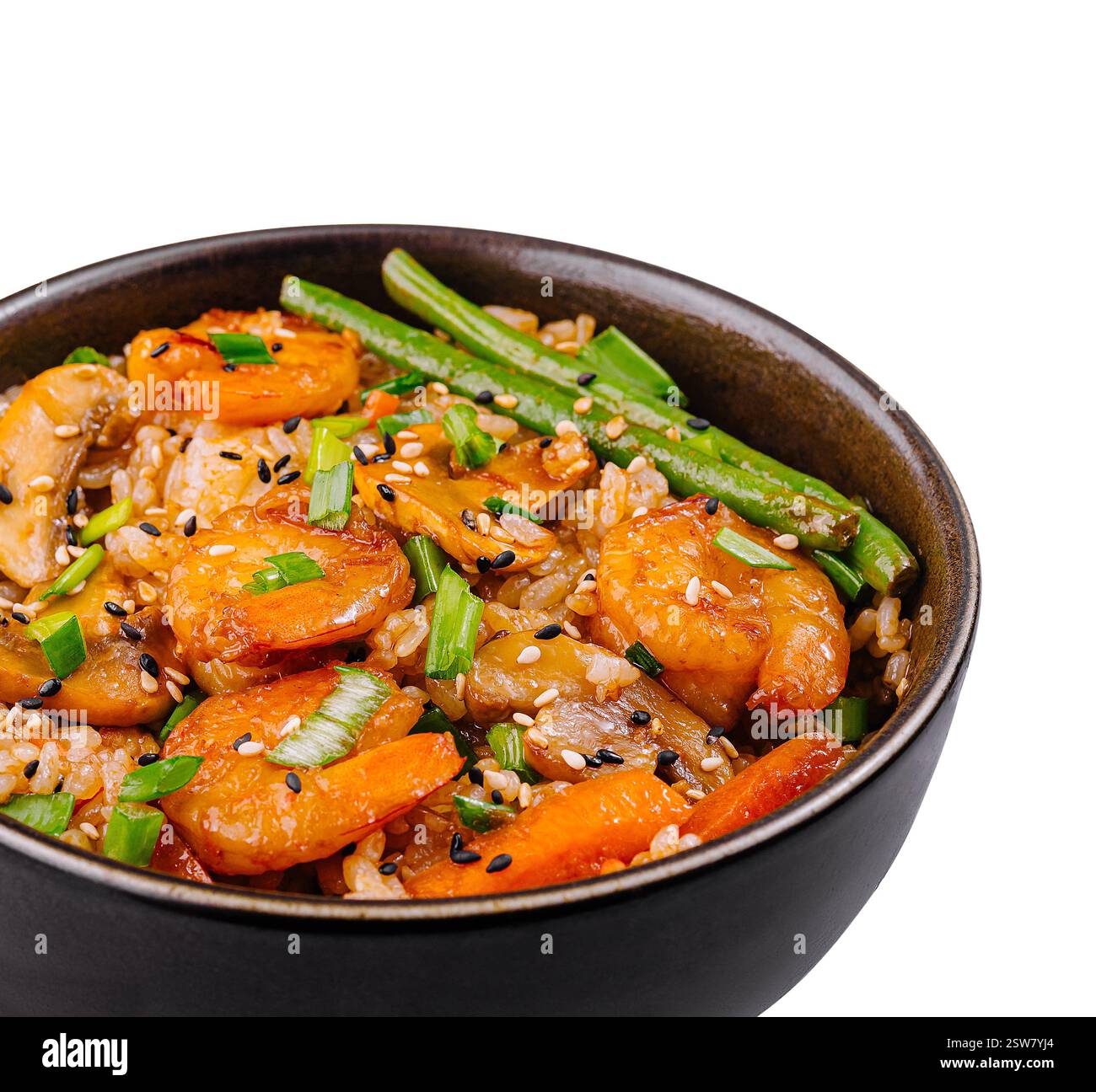 Riso fritto di gamberi in un recipiente nero Foto Stock