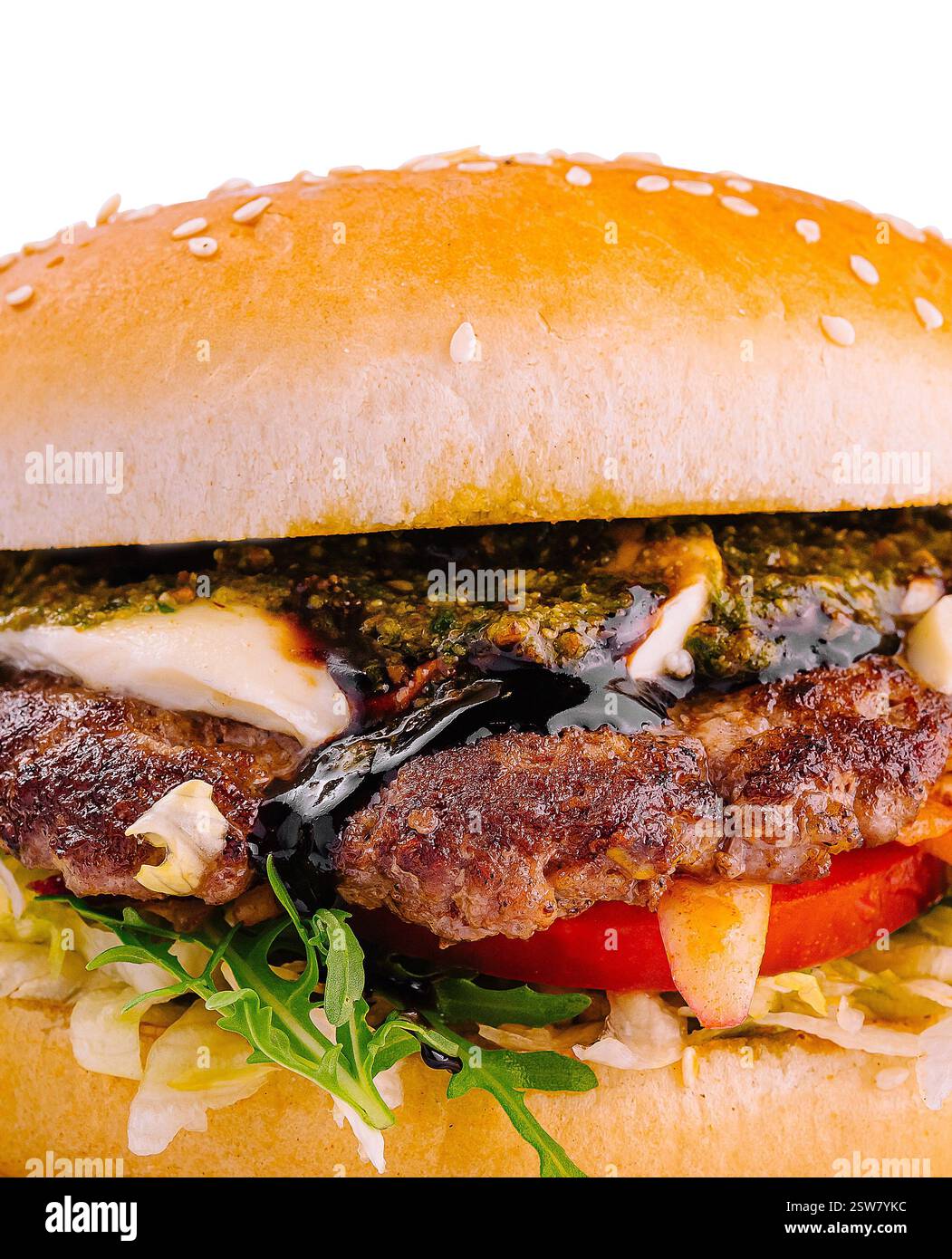 Hamburger di manzo da buongustai isolato su bianco Foto Stock
