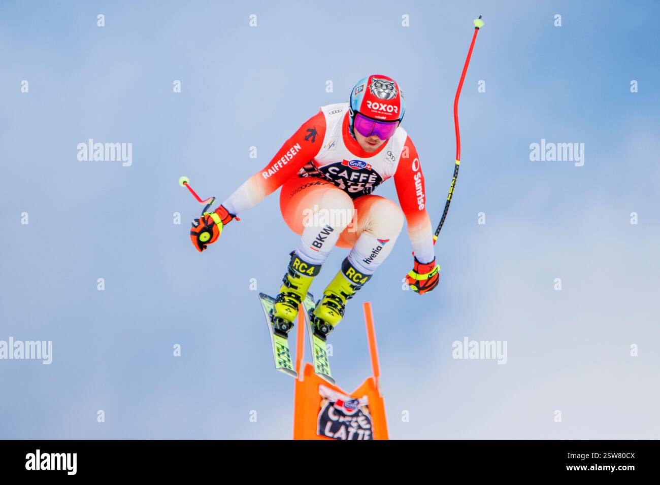 L'alpinista svizzero Livio Hiltbrand scende sul pendio nazionale durante la pausa Cry d'er il primo giorno di allenamento in discesa libera. Le gare Audi FIS Ski World Cup Downhill e Super-G si svolgono a Crans-Montana, Vallese, Svizzera, dal 19 al 23 febbraio 2025. La discesa libera maschile è prevista per il 22 febbraio, seguita dalla Super-G il 23 febbraio. Gli atleti gareggiano sulla pista Nationale, partendo da bella lui. Questo è il primo evento maschile di Coppa del mondo a Crans-Montana dal 2012. Foto Stock