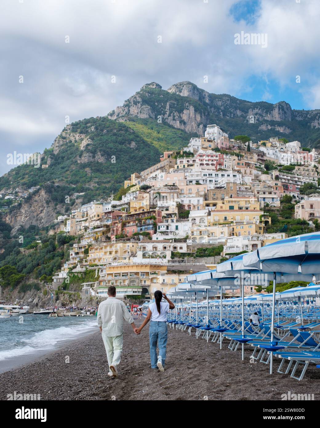 Passeggiando mano nella mano lungo le spiagge della Costiera Amalfitana in un pittoresco paesaggio italiano Foto Stock