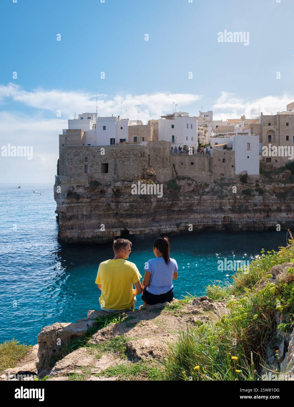 Coppia che si gode un momento romantico con vista sulla splendida costa della Puglia, Italia Foto Stock