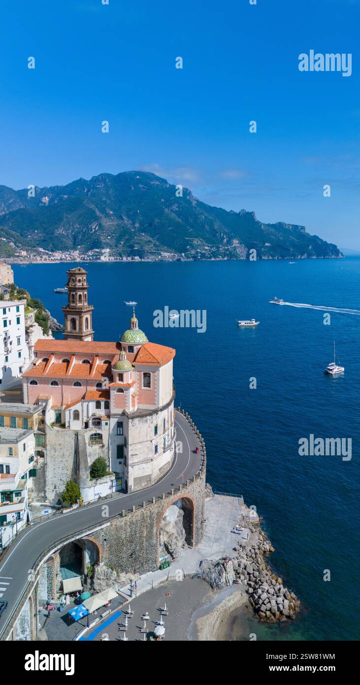 Vista mozzafiato della Costiera Amalfitana con architettura costiera e acque blu serene Foto Stock