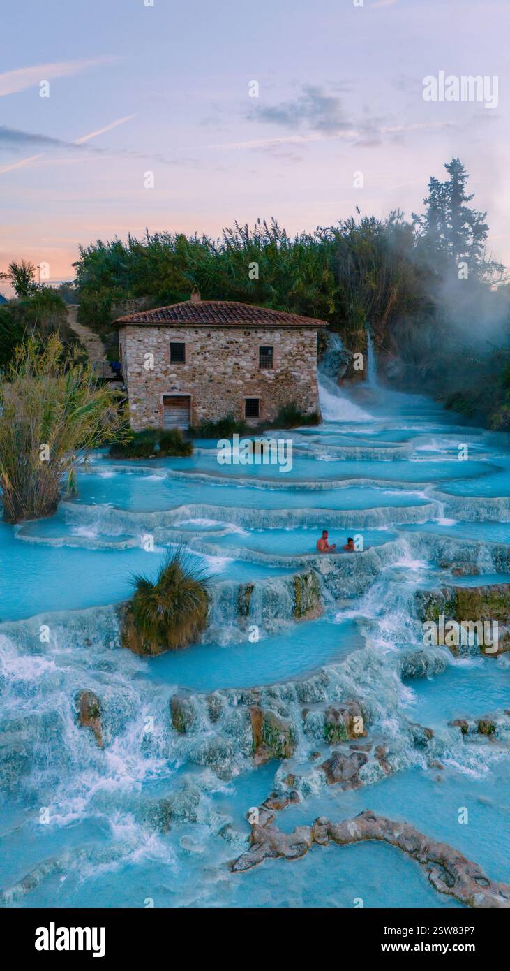 Momenti di relax alle terme di Saturnia in Toscana tra piscine termali naturali Foto Stock
