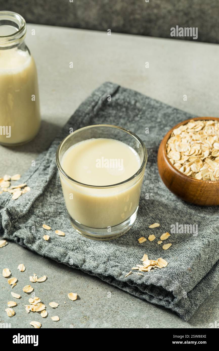 Latte d'avena sano e dolce alternativo in un bicchiere da bere Foto Stock