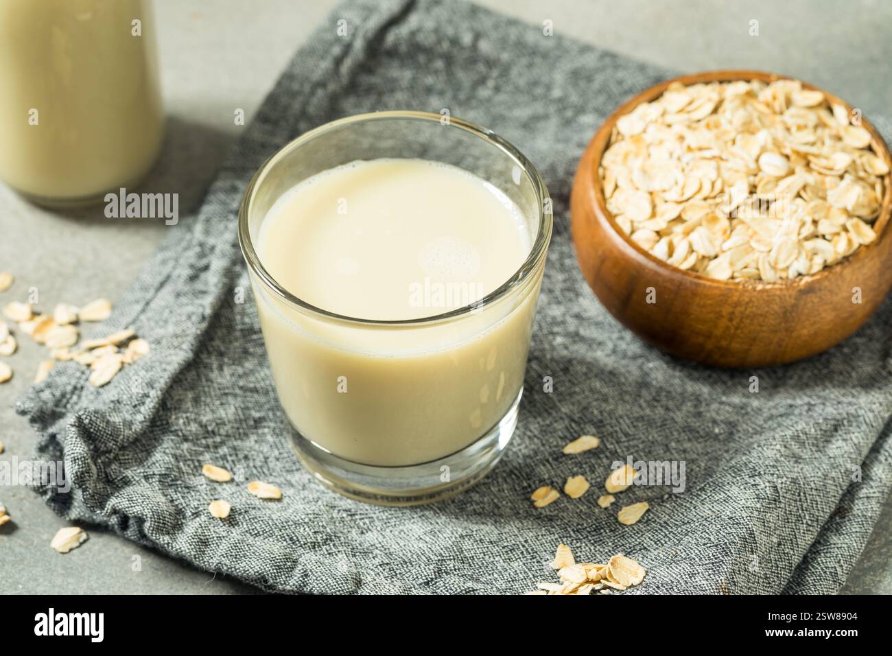 Latte d'avena sano e dolce alternativo in un bicchiere da bere Foto Stock